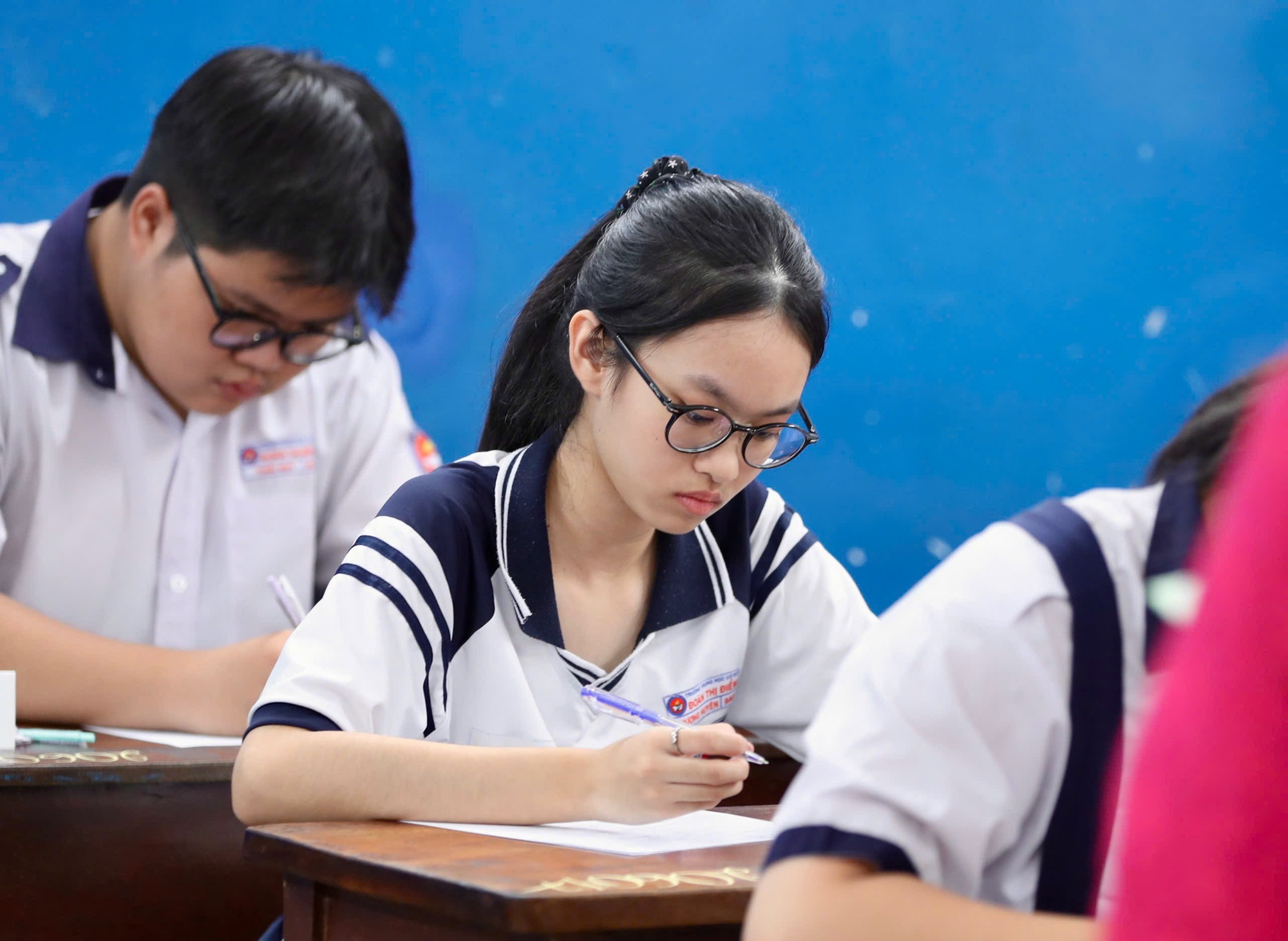 Gần 152.000 th&iacute; sinh TPHCM bước v&agrave;o kỳ thi lớp 10: Hồi hộp đề thi ngữ văn - Ảnh 16.
