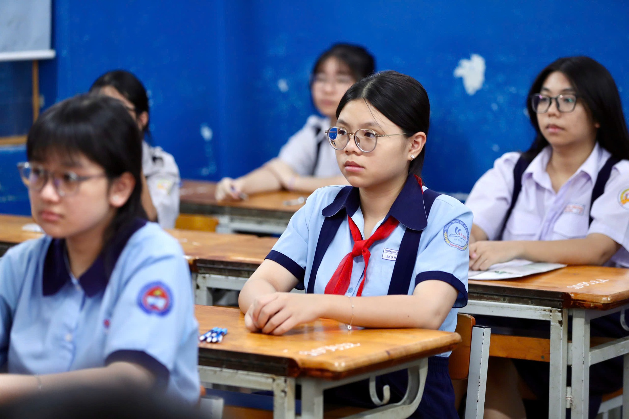 Gần 152.000 th&iacute; sinh TPHCM bước v&agrave;o kỳ thi lớp 10: Hồi hộp đề thi ngữ văn - Ảnh 17.