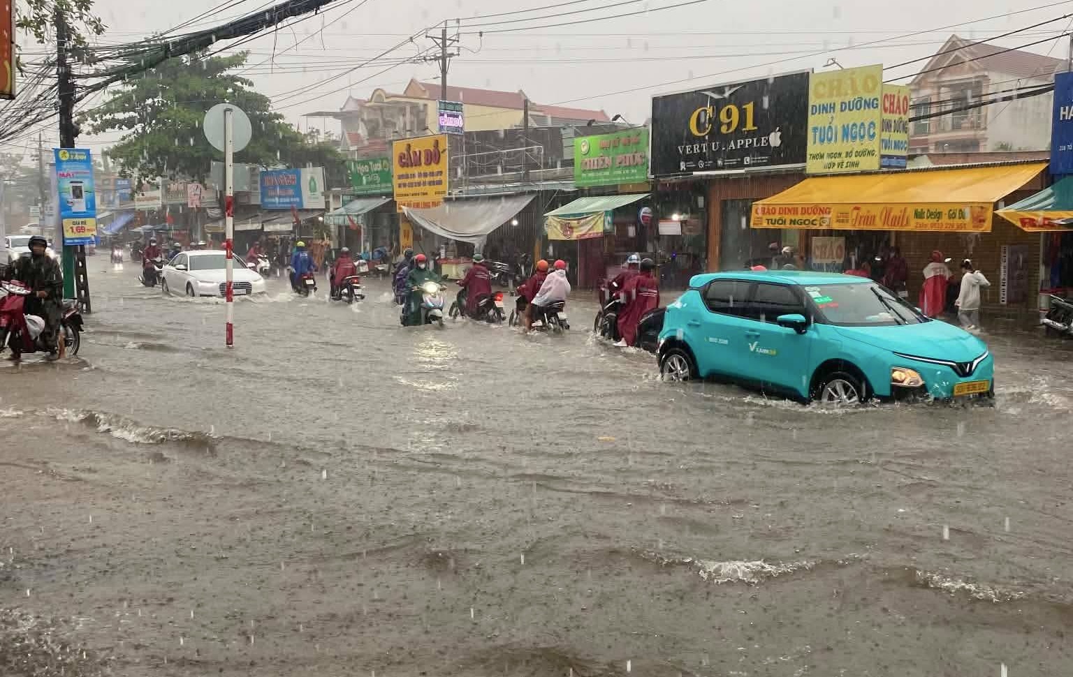 Trung t&acirc;m TP Đồng Nai ngập s&acirc;u sau mưa lớn - Ảnh 1.
