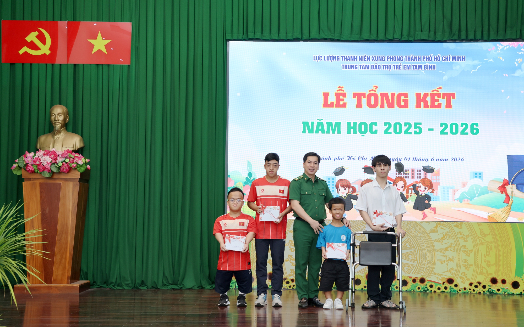 Mỗi năm học khép lại là một hành trình vượt khó đầy ý nghĩa