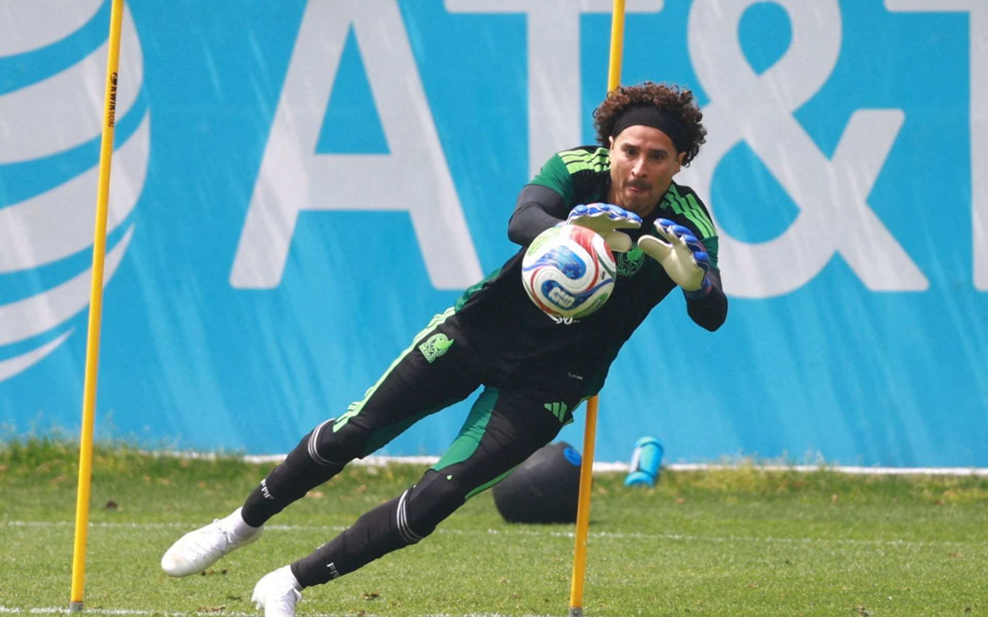 Thủ môn huyền thoại Mexico cân bằng kỷ lục World Cup của Messi, Ronaldo