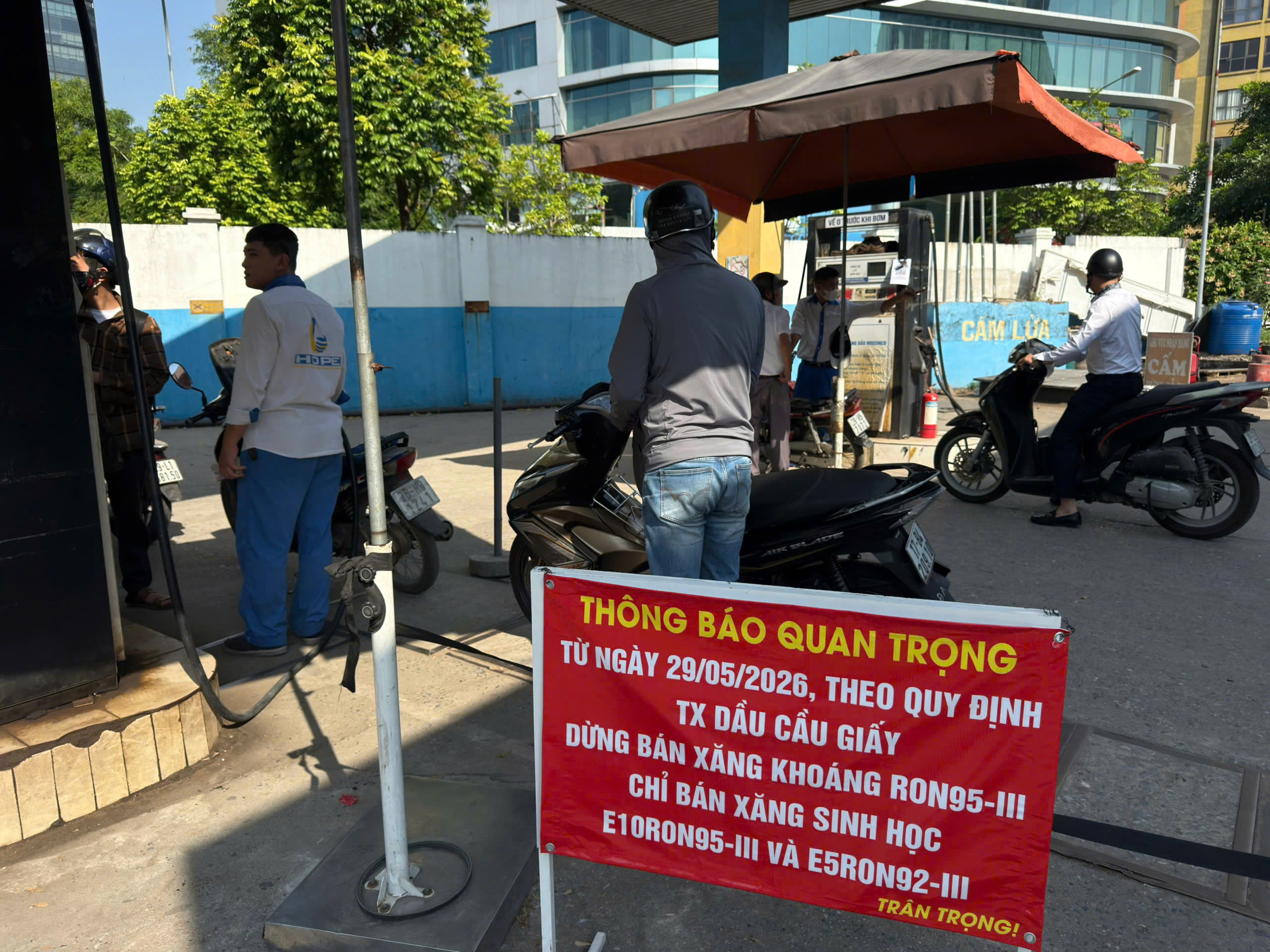 Nhiều khách hàng lần đầu tiên trải nghiệm xăng sinh học E10 - Ảnh 1.