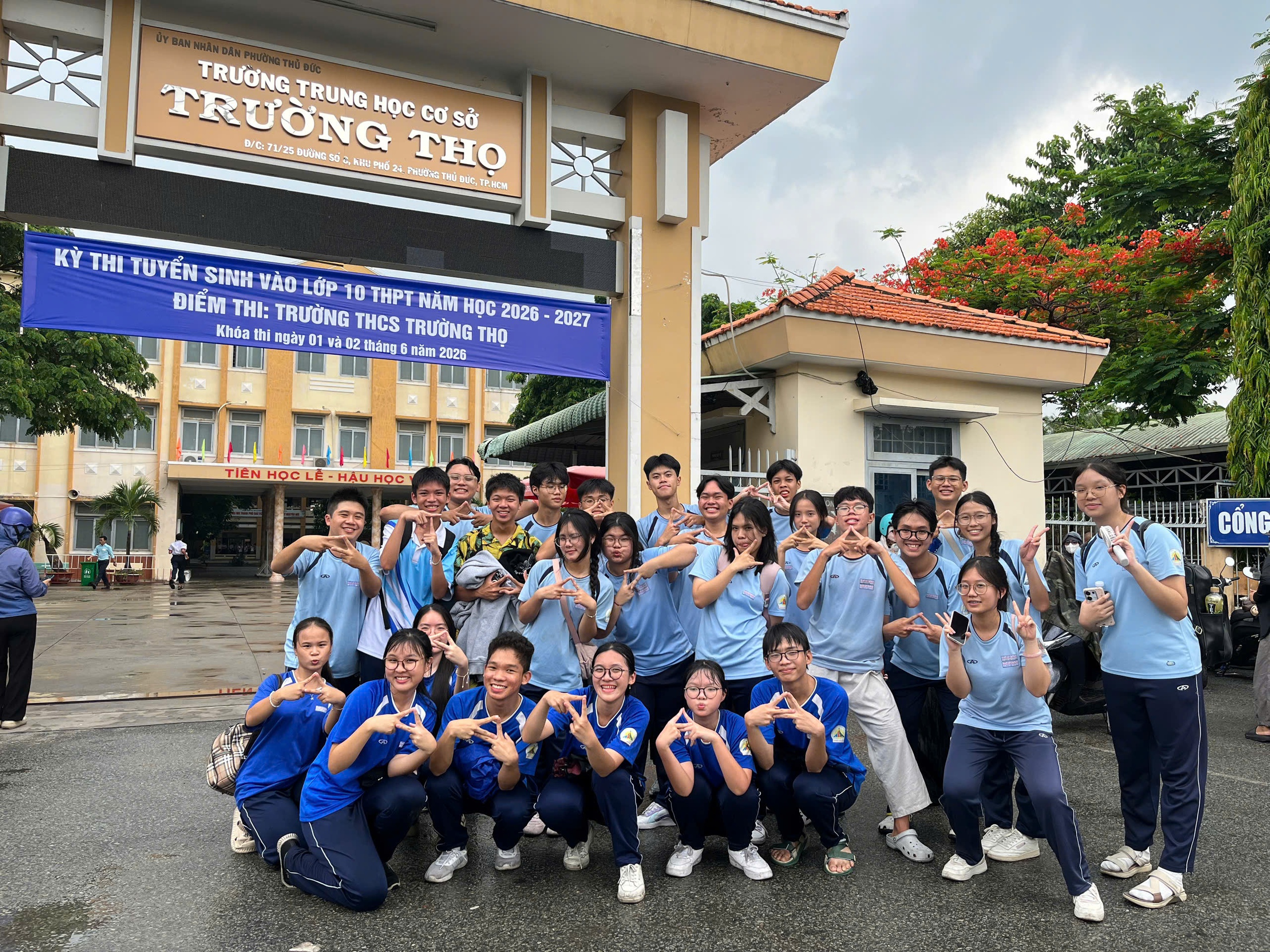 Mưa bất chợt, học sinh vẫn đội mưa tiếp sức th&iacute; sinh - Ảnh 5.