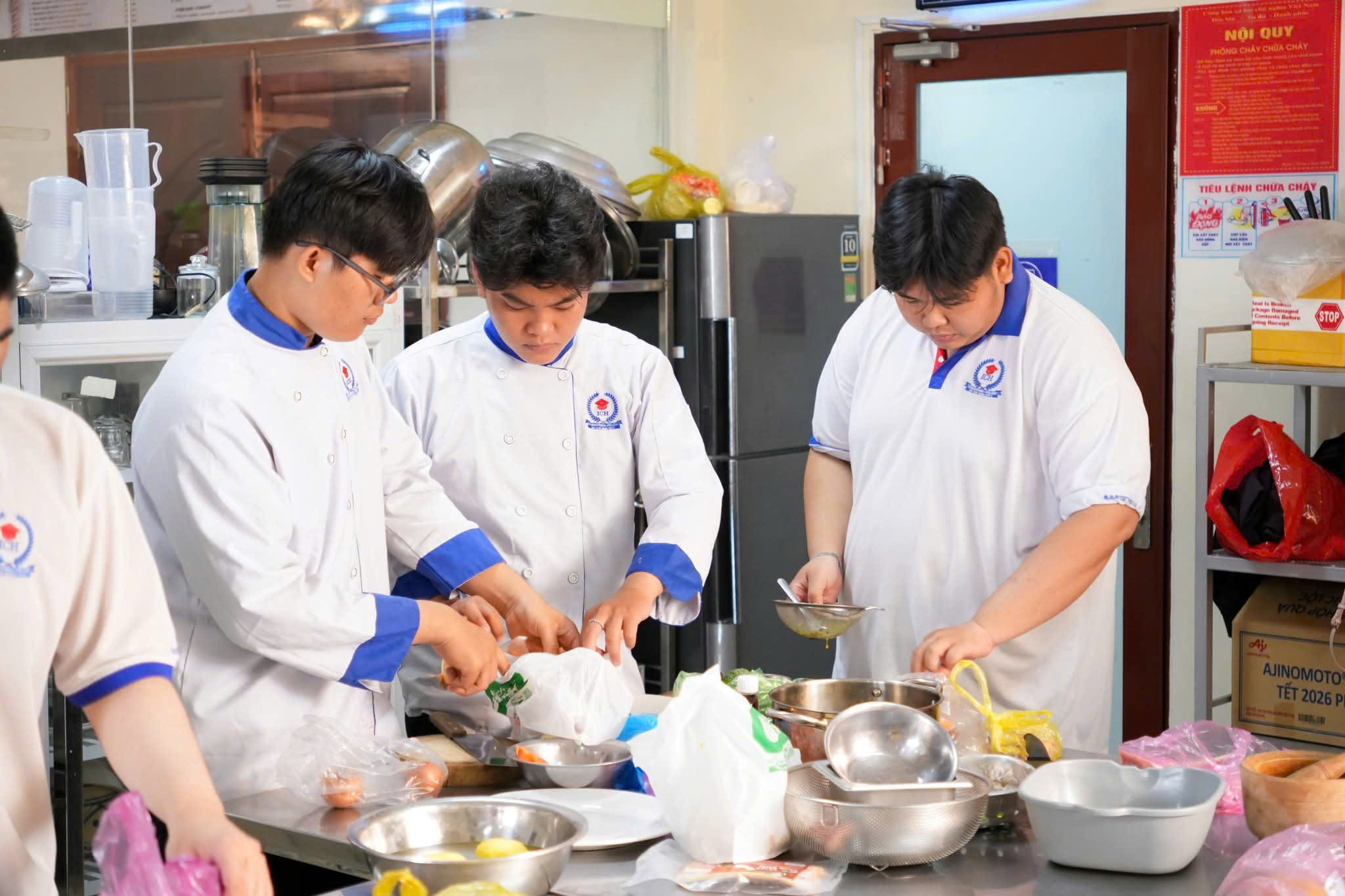 Học nh&oacute;m ng&agrave;nh dịch vụ - du lịch trong thời đại AI, con người c&oacute; bị mất việc?  - Ảnh 3.