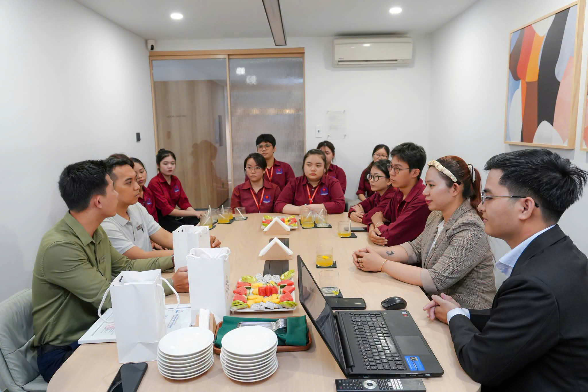 Học nh&oacute;m ng&agrave;nh dịch vụ - du lịch trong thời đại AI, con người c&oacute; bị mất việc?  - Ảnh 2.