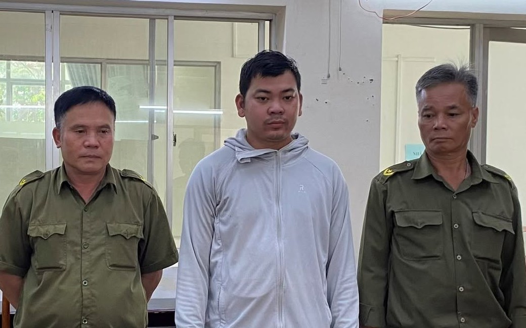 Khởi tố thanh niên dùng bạt che biển số xe rồi tạt sơn nhà hàng xóm