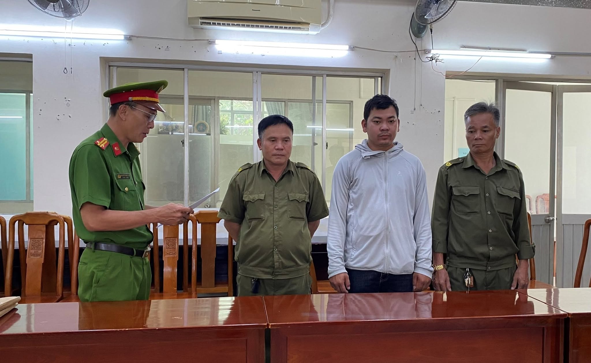 Khởi tố thanh ni&ecirc;n tạt sơn nh&agrave; h&agrave;ng x&oacute;m g&acirc;y hư hỏng t&agrave;i sản tại Nh&agrave; B&egrave; - Ảnh 1.