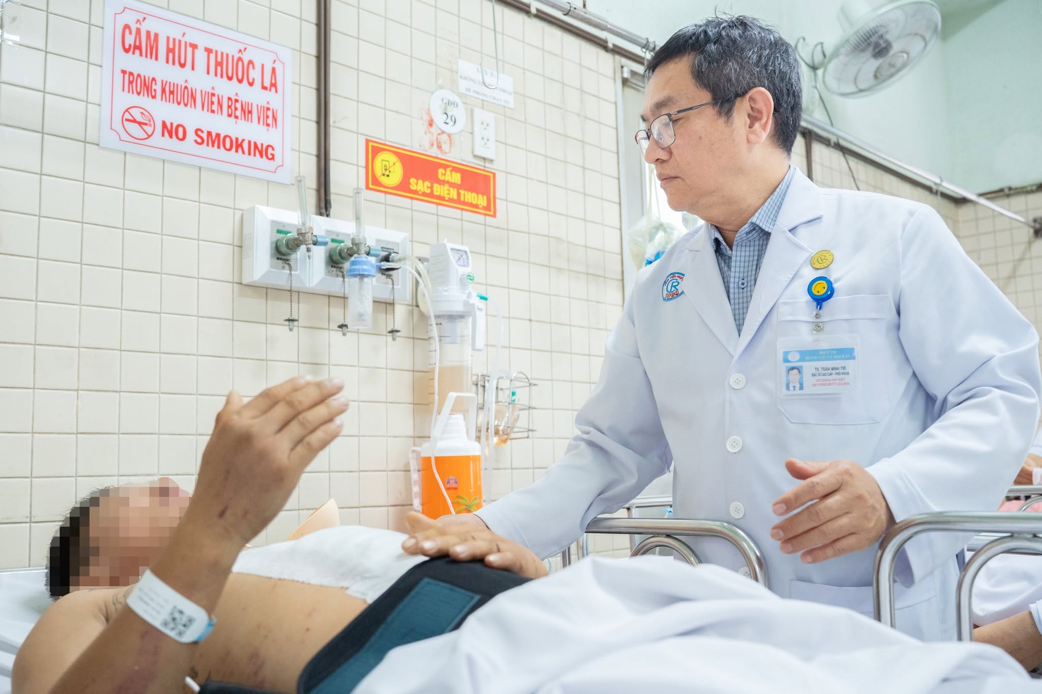 Bệnh viện Chợ Rẫy hội chẩn to&agrave;n viện cứu nạn nh&acirc;n đa chấn thương nặng - Ảnh 1.