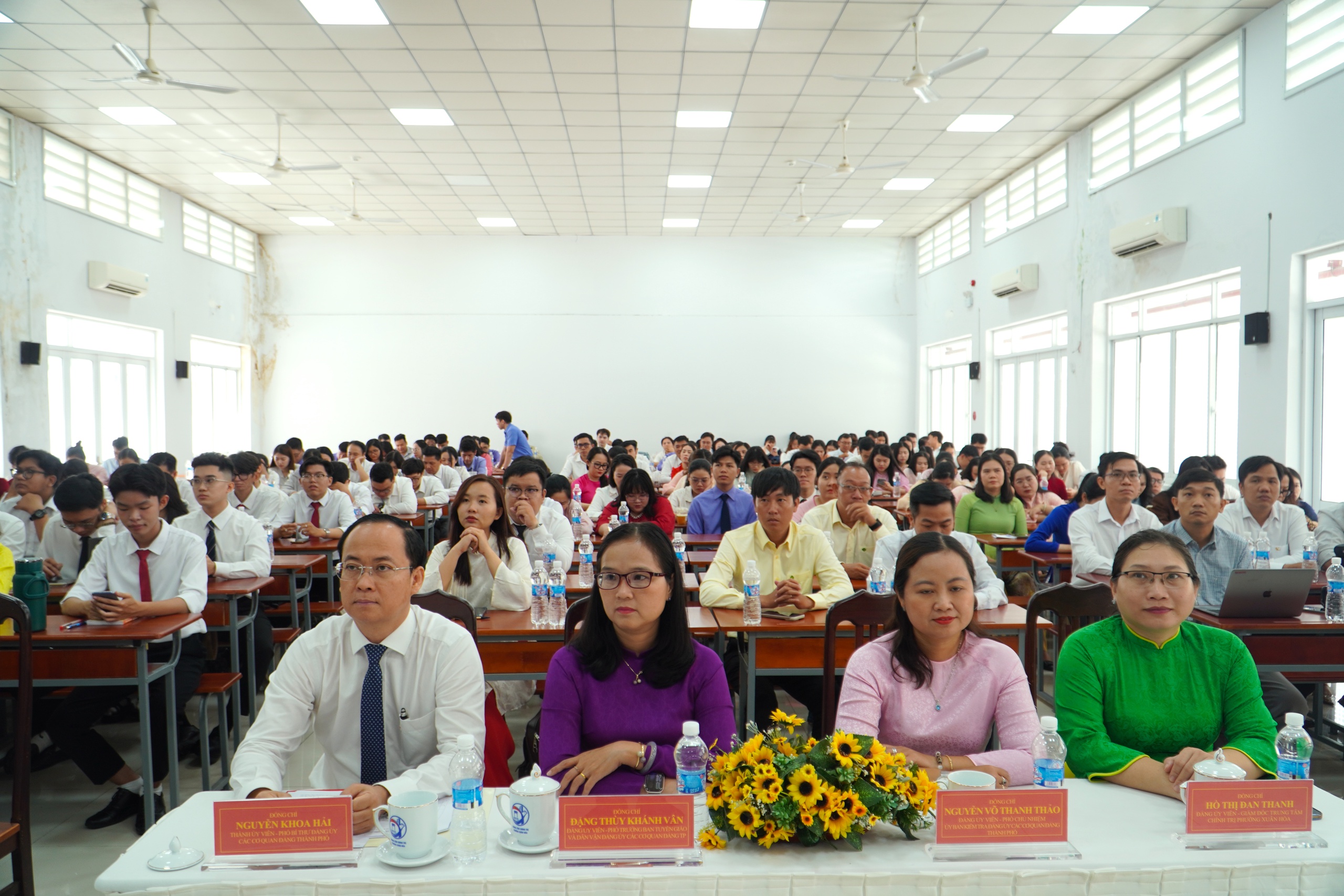 TPHCM: Trao gần 250 giấy chứng nhận cho lớp bồi dưỡng l&yacute; luận ch&iacute;nh trị v&agrave; nhận thức Đảng - Ảnh 1.