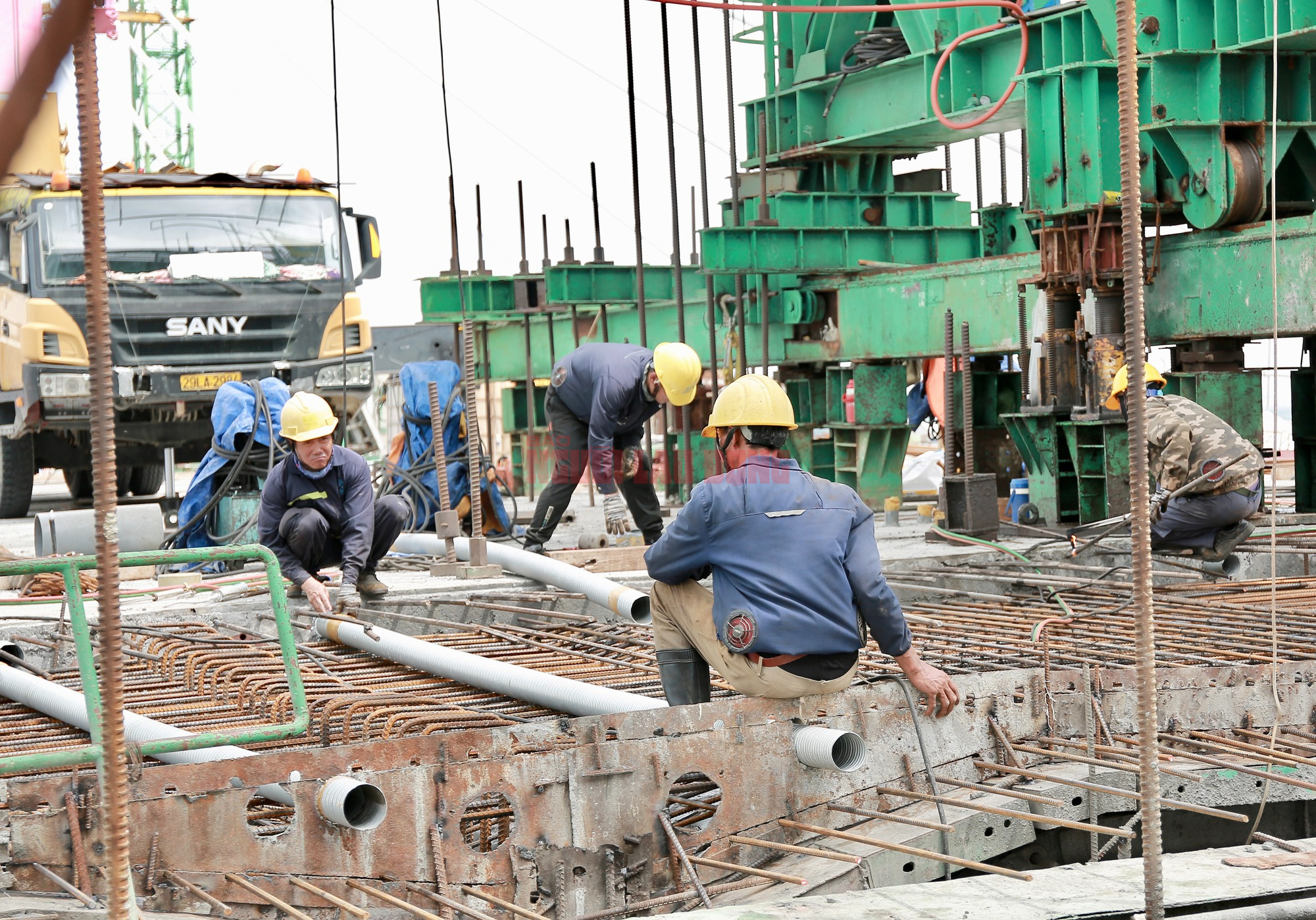Cận cảnh cầu Phước An trước ng&agrave;y hợp long - Ảnh 2.