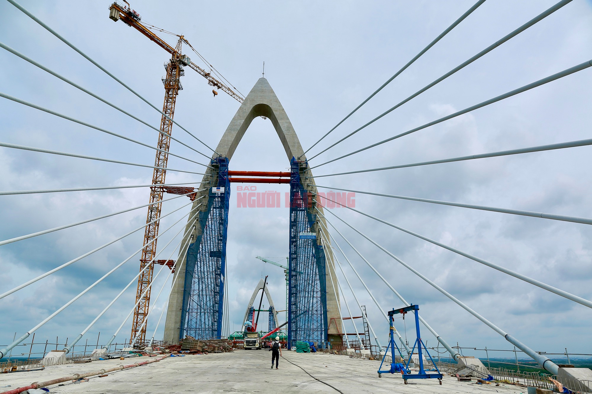 Cận cảnh cầu Phước An trước ng&agrave;y hợp long - Ảnh 3.