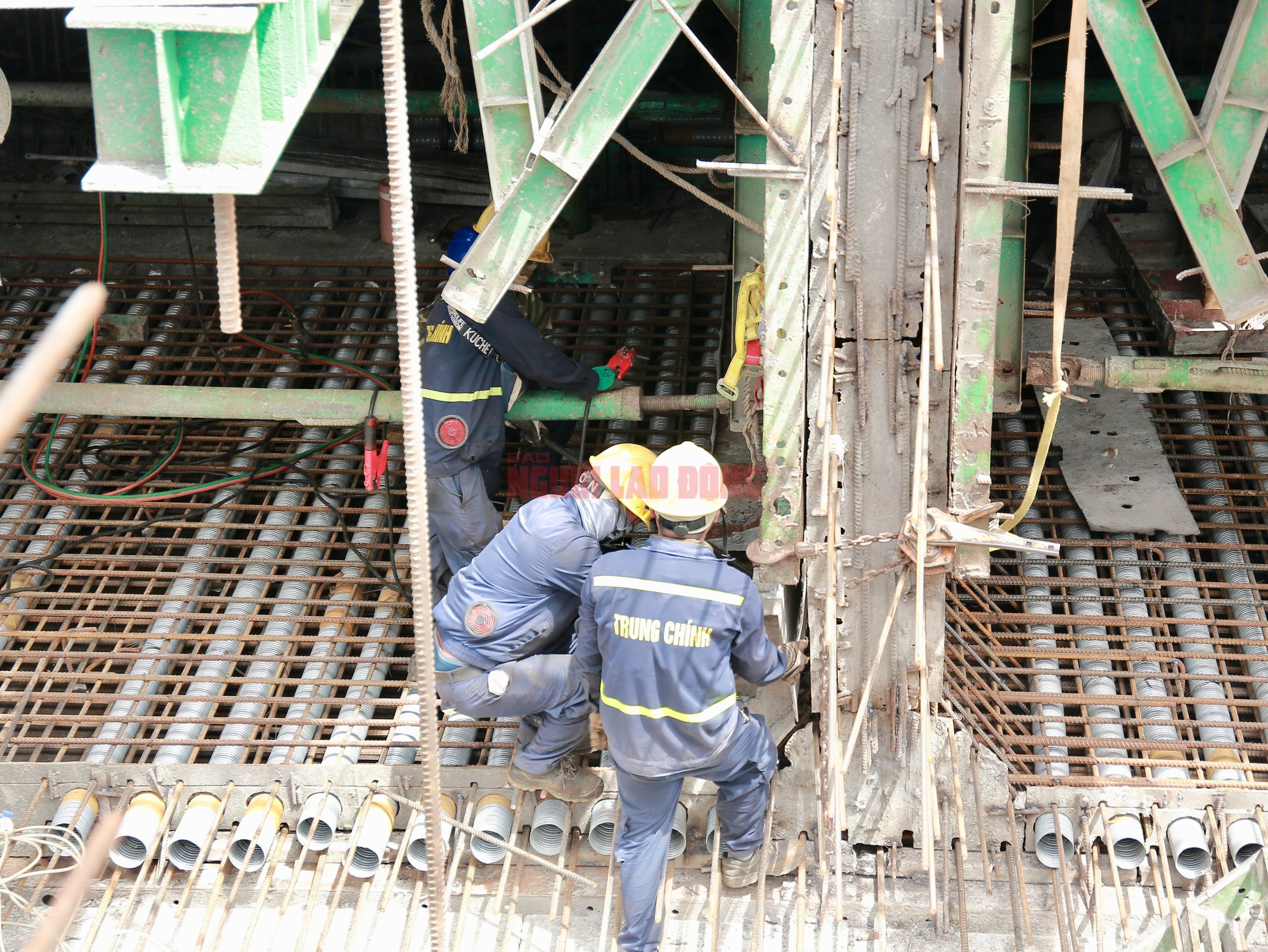 Cận cảnh cầu Phước An trước ng&agrave;y hợp long - Ảnh 7.