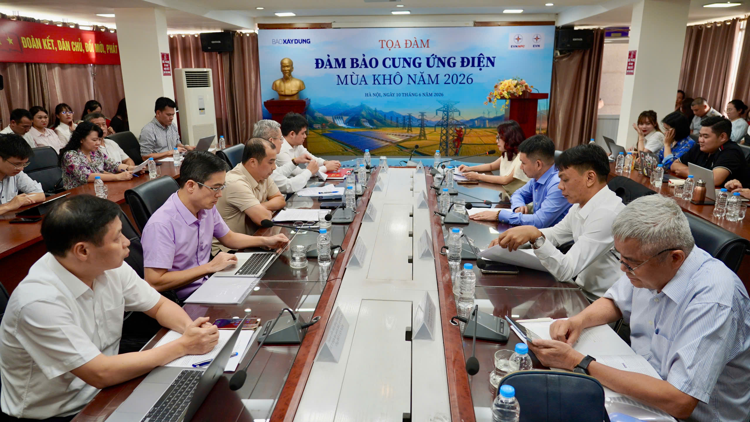 T&iacute;nh gi&aacute; điện theo giờ cao điểm mới 2026 v&agrave; những điều cần lưu &yacute; cho doanh nghiệp - Ảnh 1.