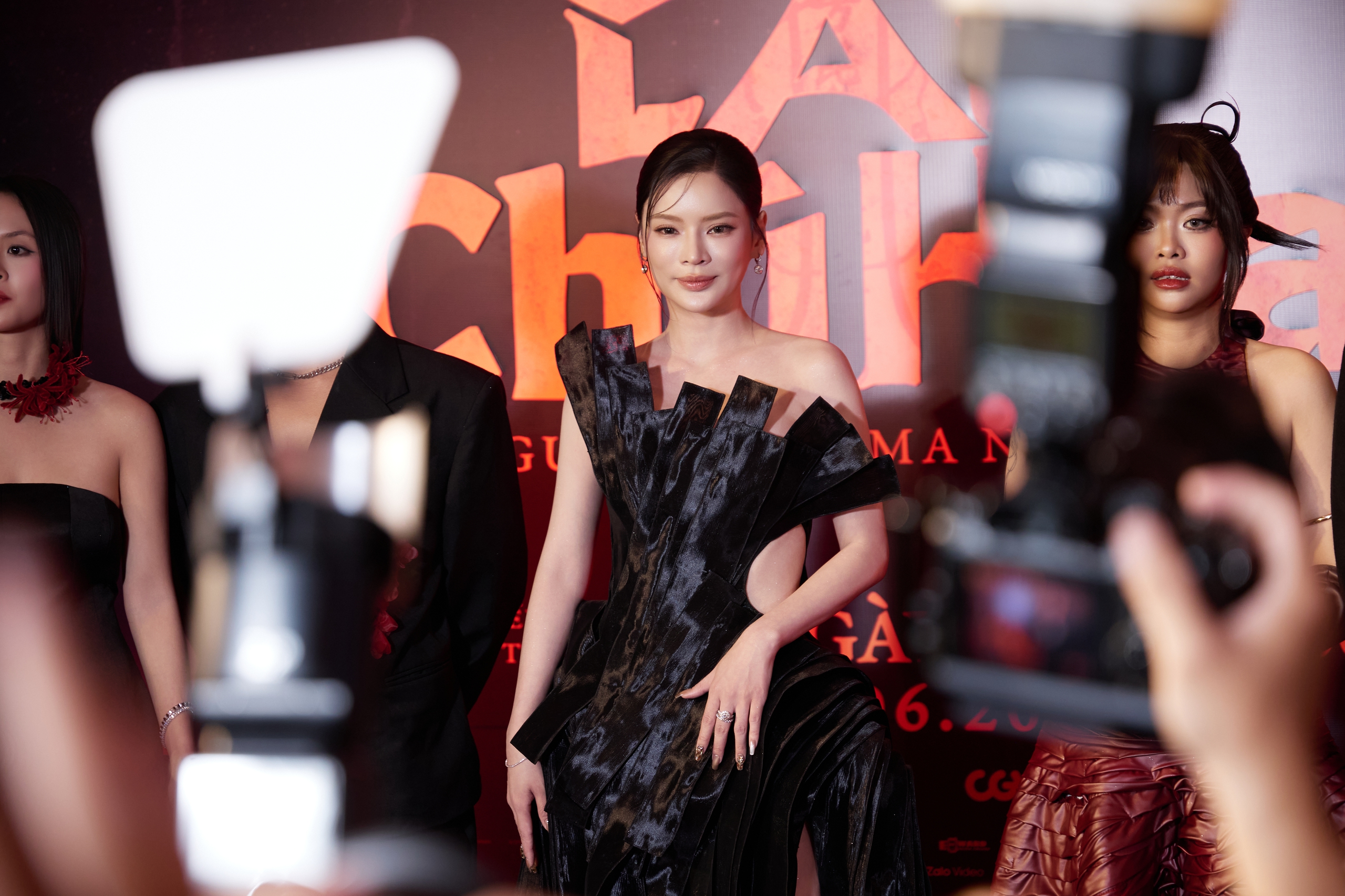 Diễn vi&ecirc;n Nguyễn C&ocirc;ng Nương biến h&oacute;a rạng rỡ tr&ecirc;n thảm đỏ ra mắt "Lầu Ch&uacute; Hỏa"  - Ảnh 2.