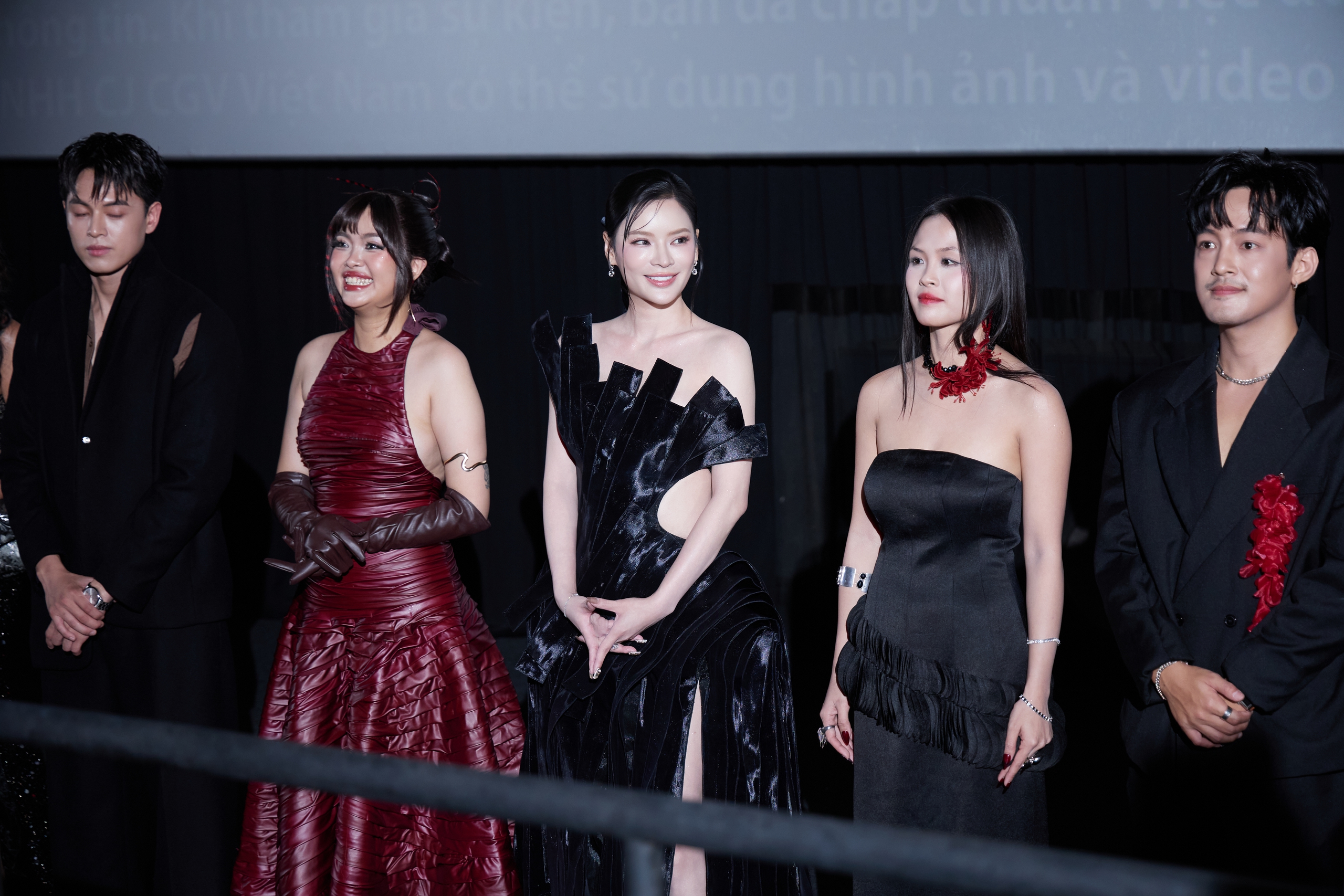 Diễn vi&ecirc;n Nguyễn C&ocirc;ng Nương biến h&oacute;a rạng rỡ tr&ecirc;n thảm đỏ ra mắt "Lầu Ch&uacute; Hỏa"  - Ảnh 3.