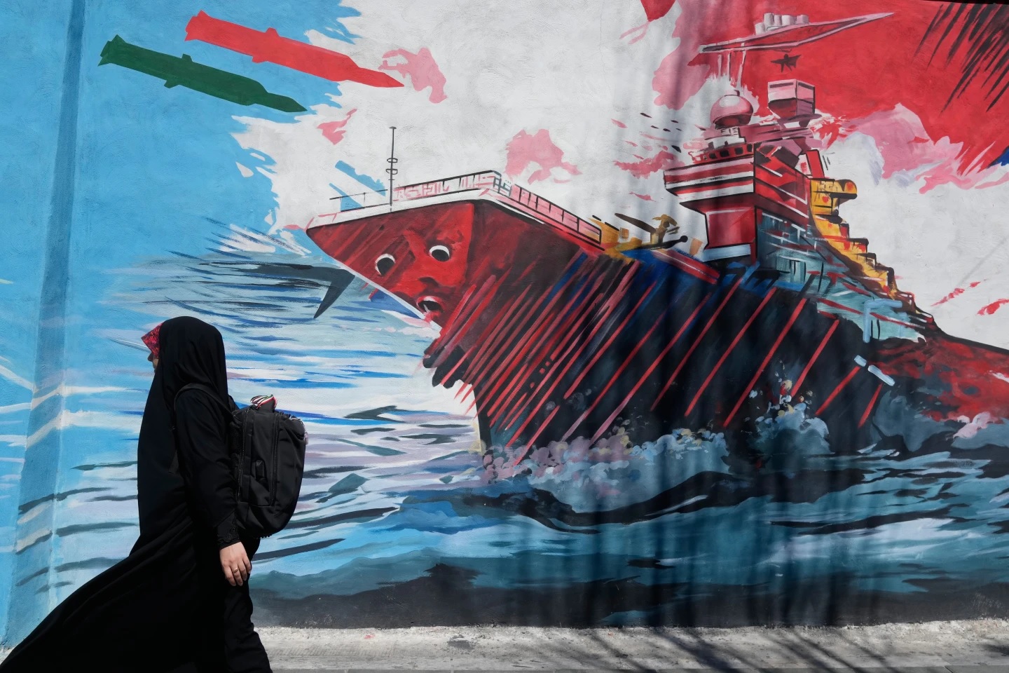 Mỹ không kích dồn dập, Iran cảnh báo đáp trả khốc liệt - Ảnh 1.