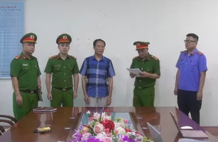 Bắt nguyên 3 cán bộ Chi cục Thuế - Ảnh 1.