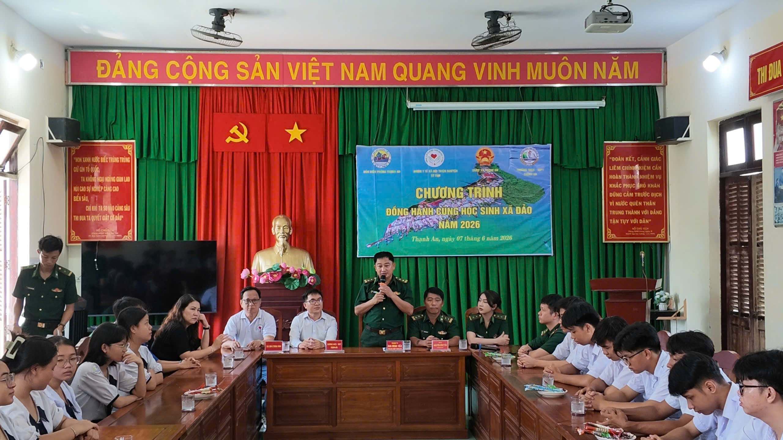 Chuyến đò đặc biệt đưa 30 sĩ tử xã đảo Thạnh An "vượt sóng" đi thi - Ảnh 3.