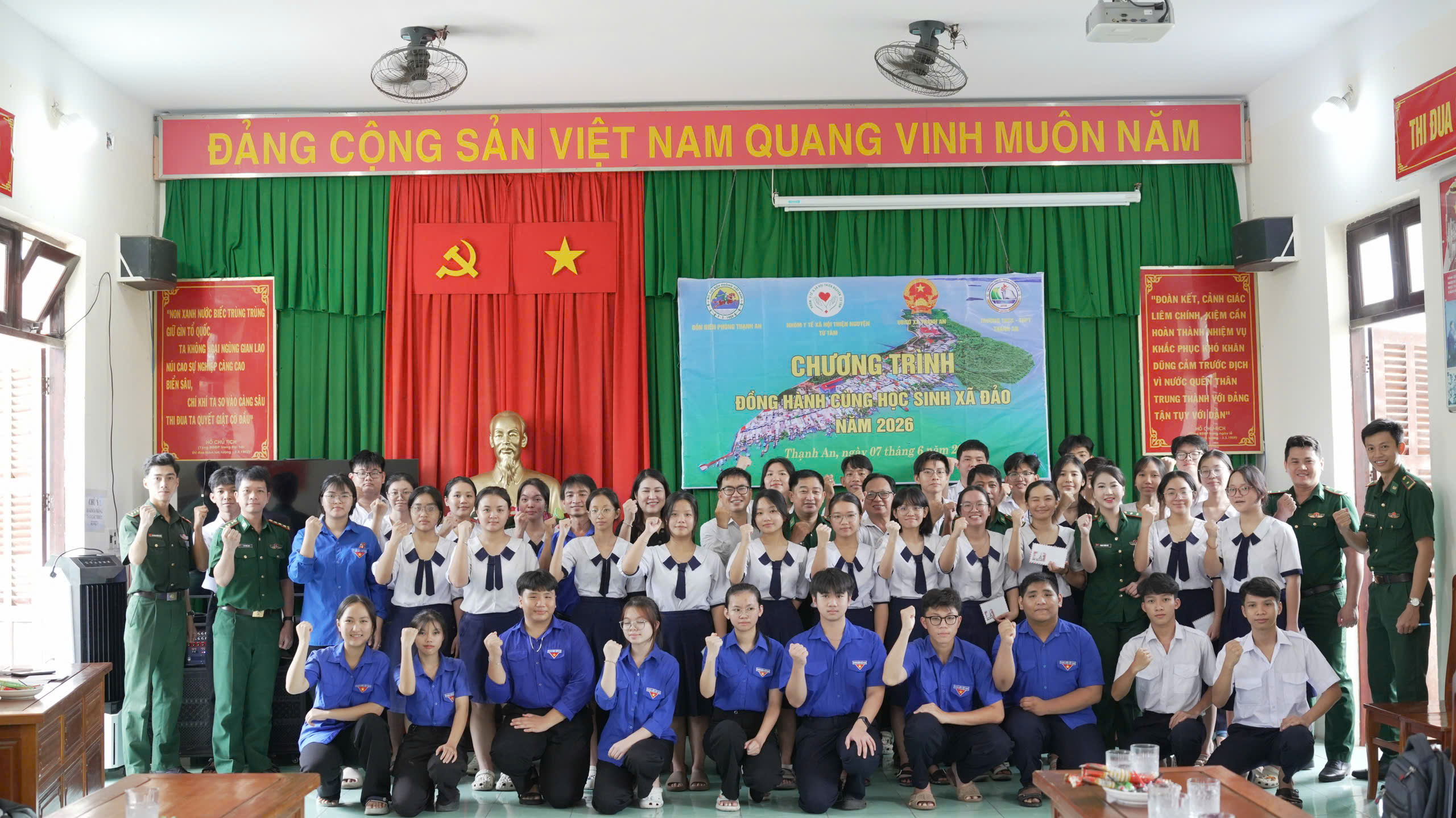 Chuyến đò đặc biệt đưa 30 sĩ tử xã đảo Thạnh An "vượt sóng" đi thi - Ảnh 4.