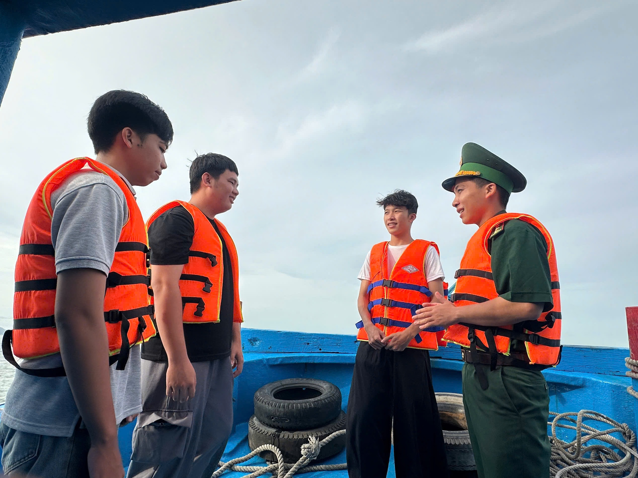 Chuyến đò đặc biệt đưa 30 sĩ tử xã đảo Thạnh An "vượt sóng" đi thi - Ảnh 1.