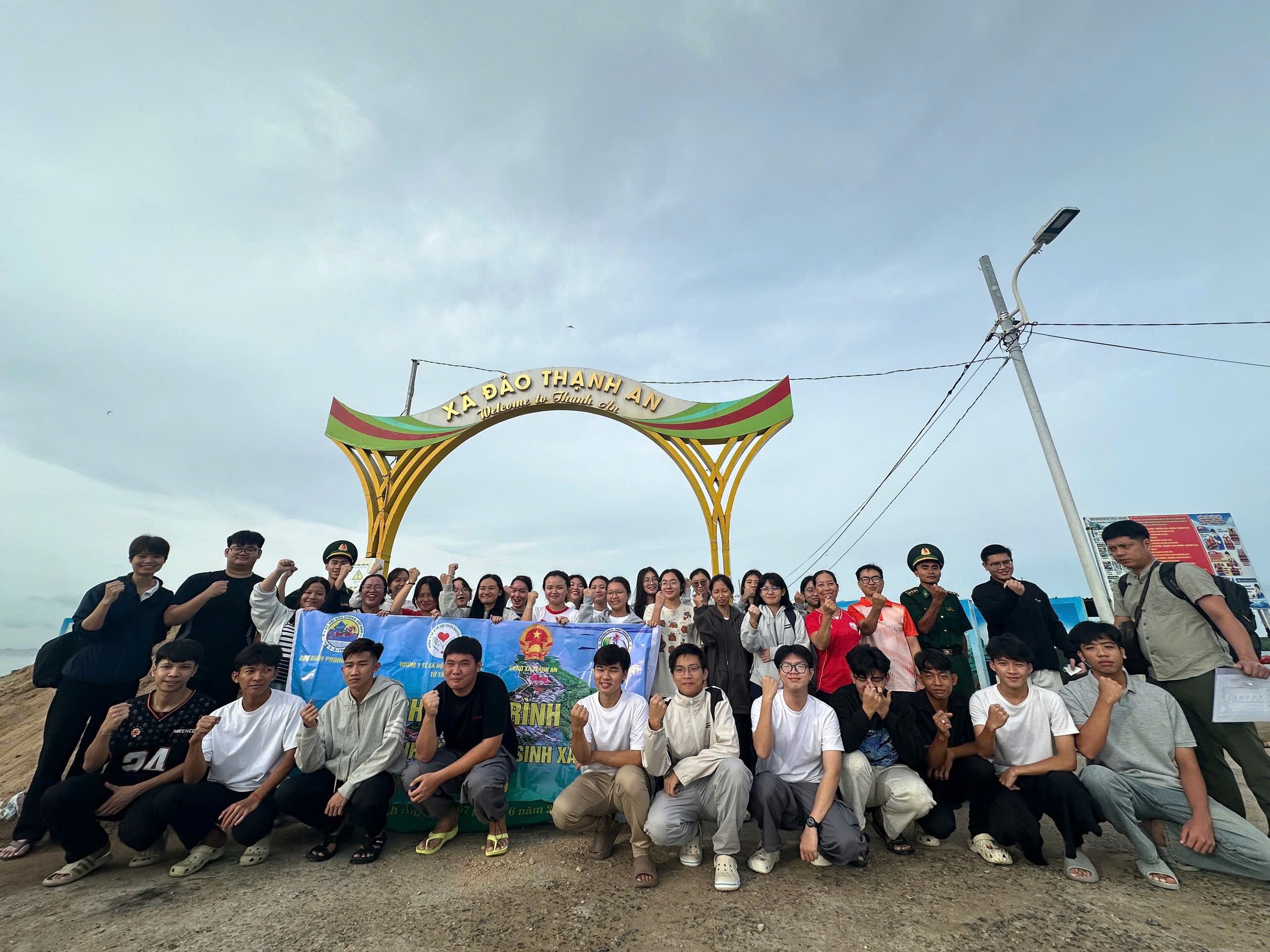Chuyến đò đặc biệt đưa 30 sĩ tử xã đảo Thạnh An "vượt sóng" đi thi - Ảnh 2.