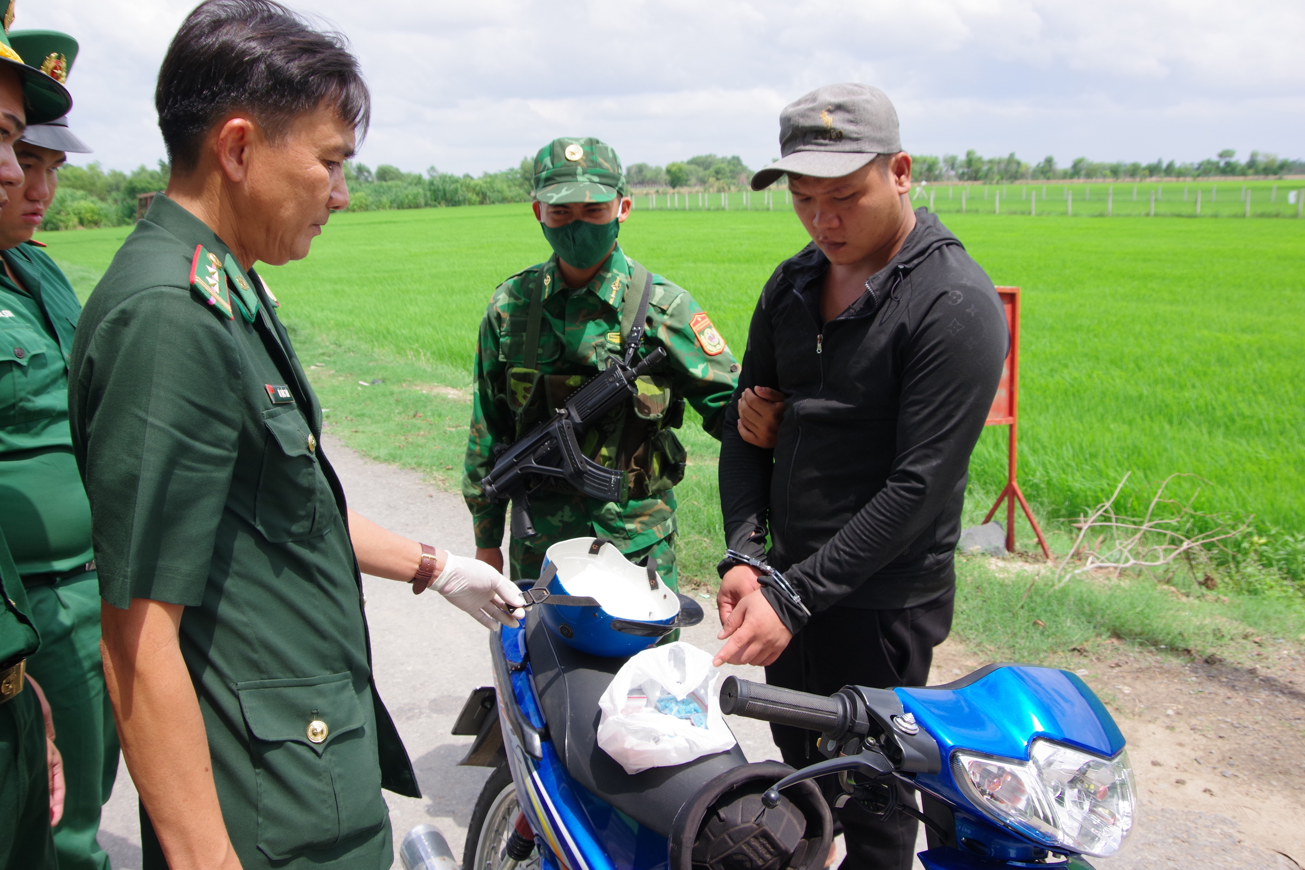 Ph&aacute; đường d&acirc;y vận chuyển ma t&uacute;y tại Mộc B&agrave;i , bắt giữ 2 đối tượng trong năm 2026 - Ảnh 1.