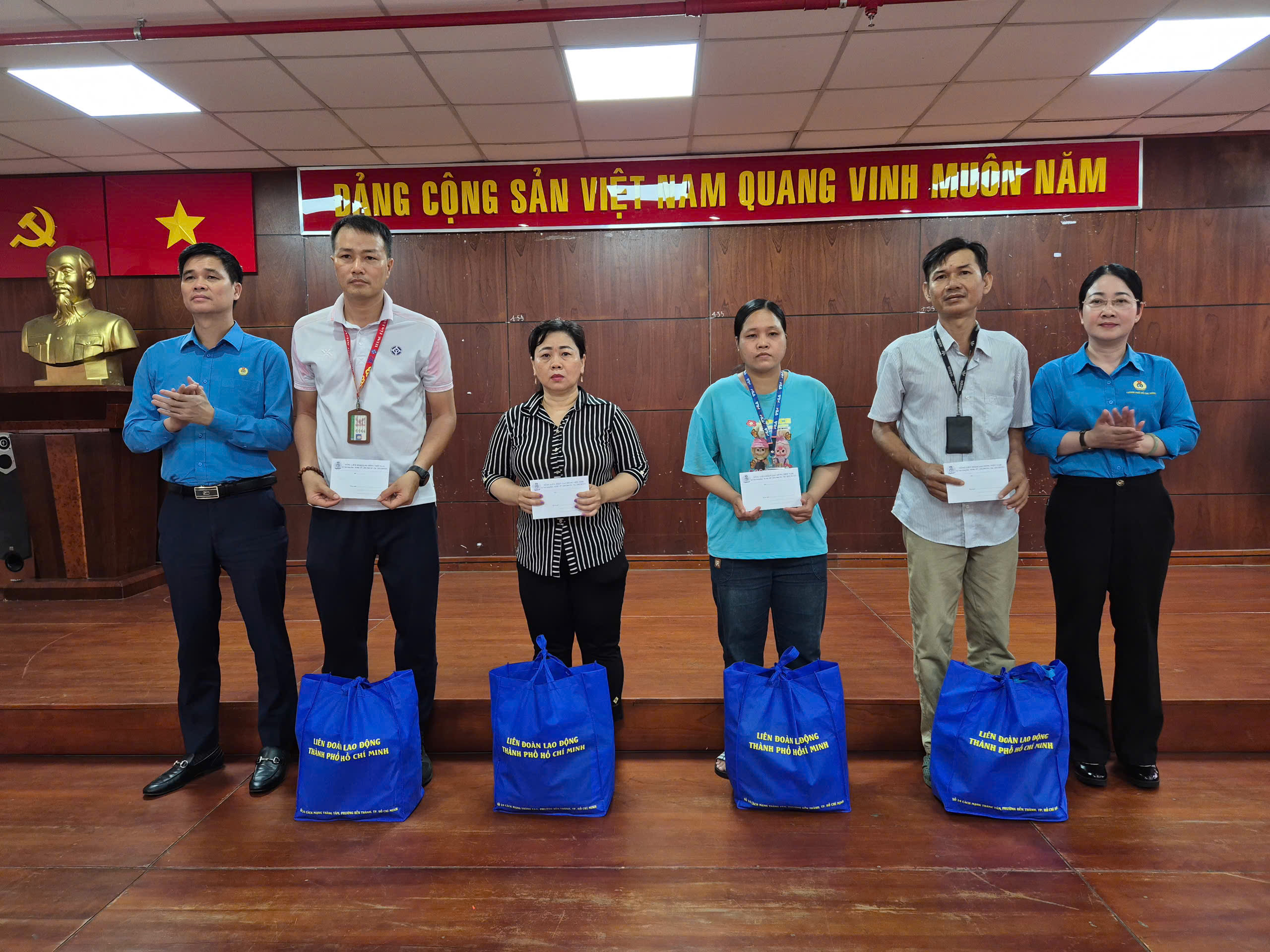 Gặp lãnh đạo Tổng LĐLĐ Việt Nam, người lao động gửi gắm tâm tư về lương, nhà ở xã hội - Ảnh 2.