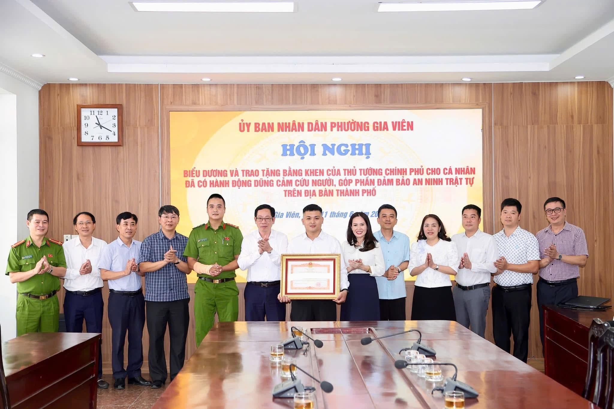 Thủ tướng tặng bằng khen cho thanh niên dũng cảm cứu người giữa phố Hải Phòng - Ảnh 1.