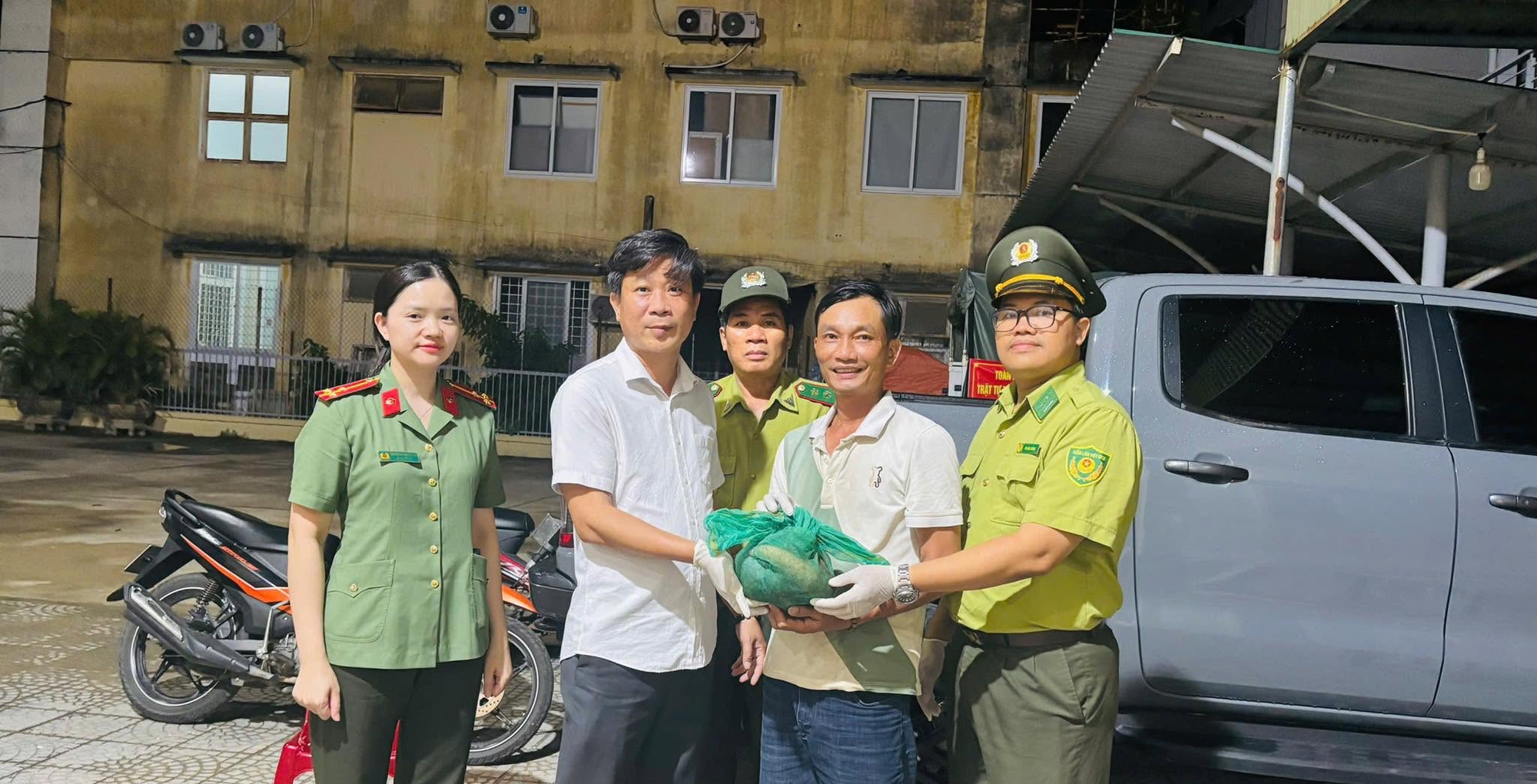 Nhặt được t&uacute;i chứa t&ecirc; t&ecirc; Java q&uacute;y hiếm , người đ&agrave;n &ocirc;ng giao nộp cho phường - Ảnh 1.