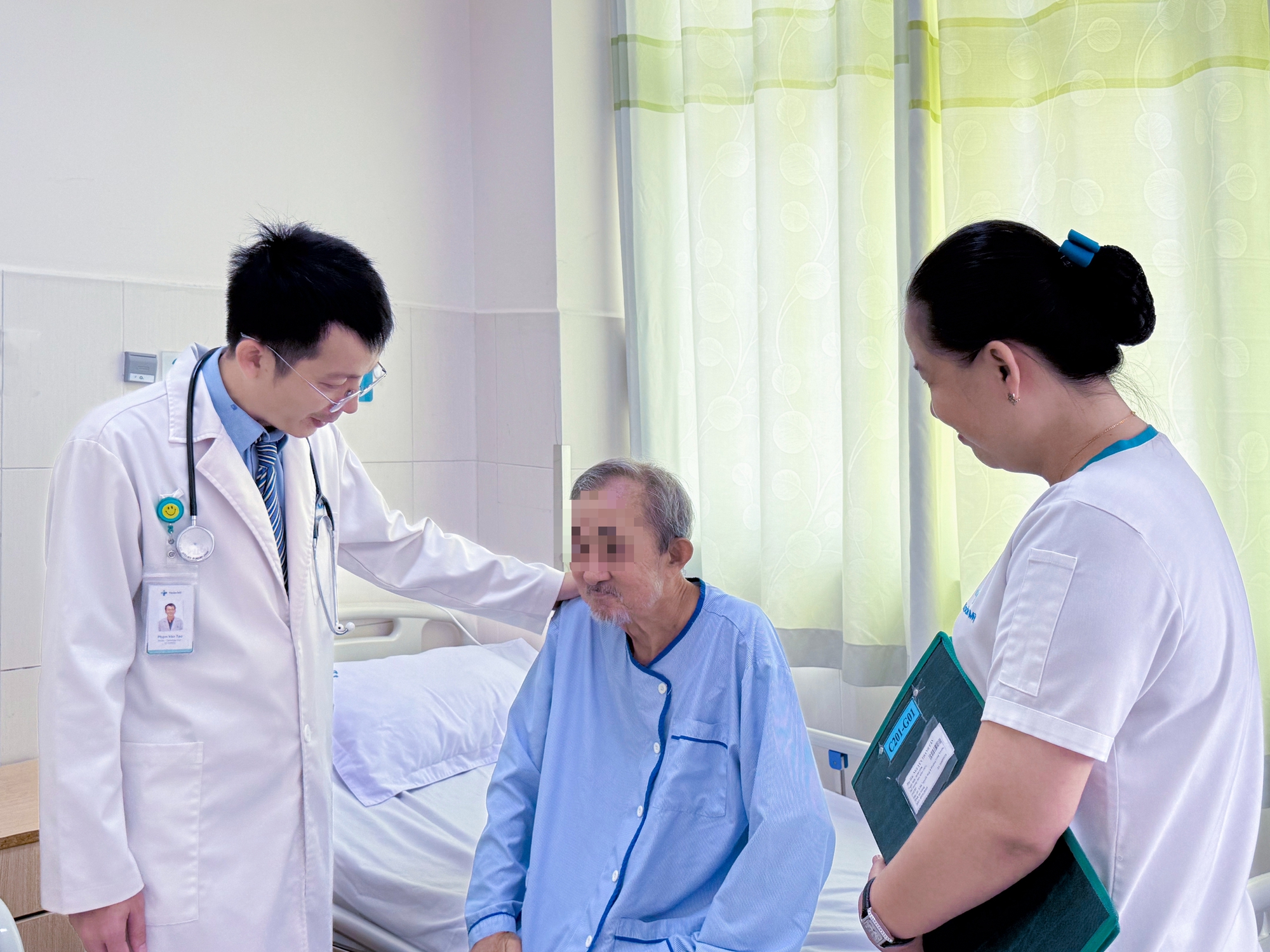 Một bệnh viện ở Cần Thơ cứu sống cụ ông liên tục ho ra máu - Ảnh 1.