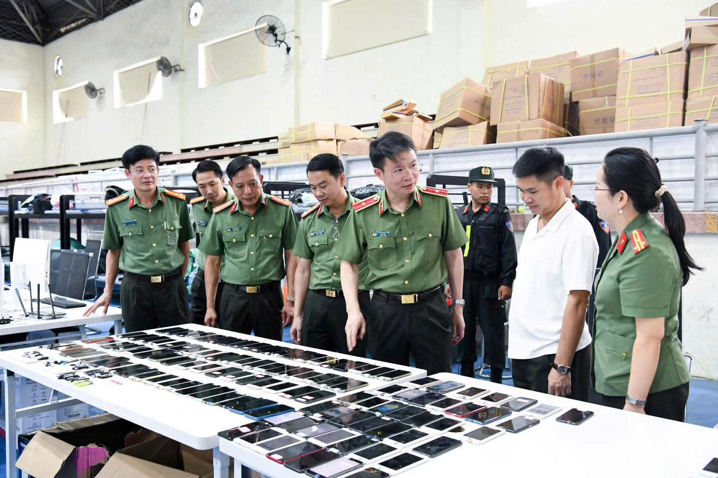 Cận cảnh b&ecirc;n trong &ldquo;căn cứ b&iacute; mật&rdquo; của ổ nh&oacute;m lừa đảo xuy&ecirc;n quốc gia - Ảnh 3.