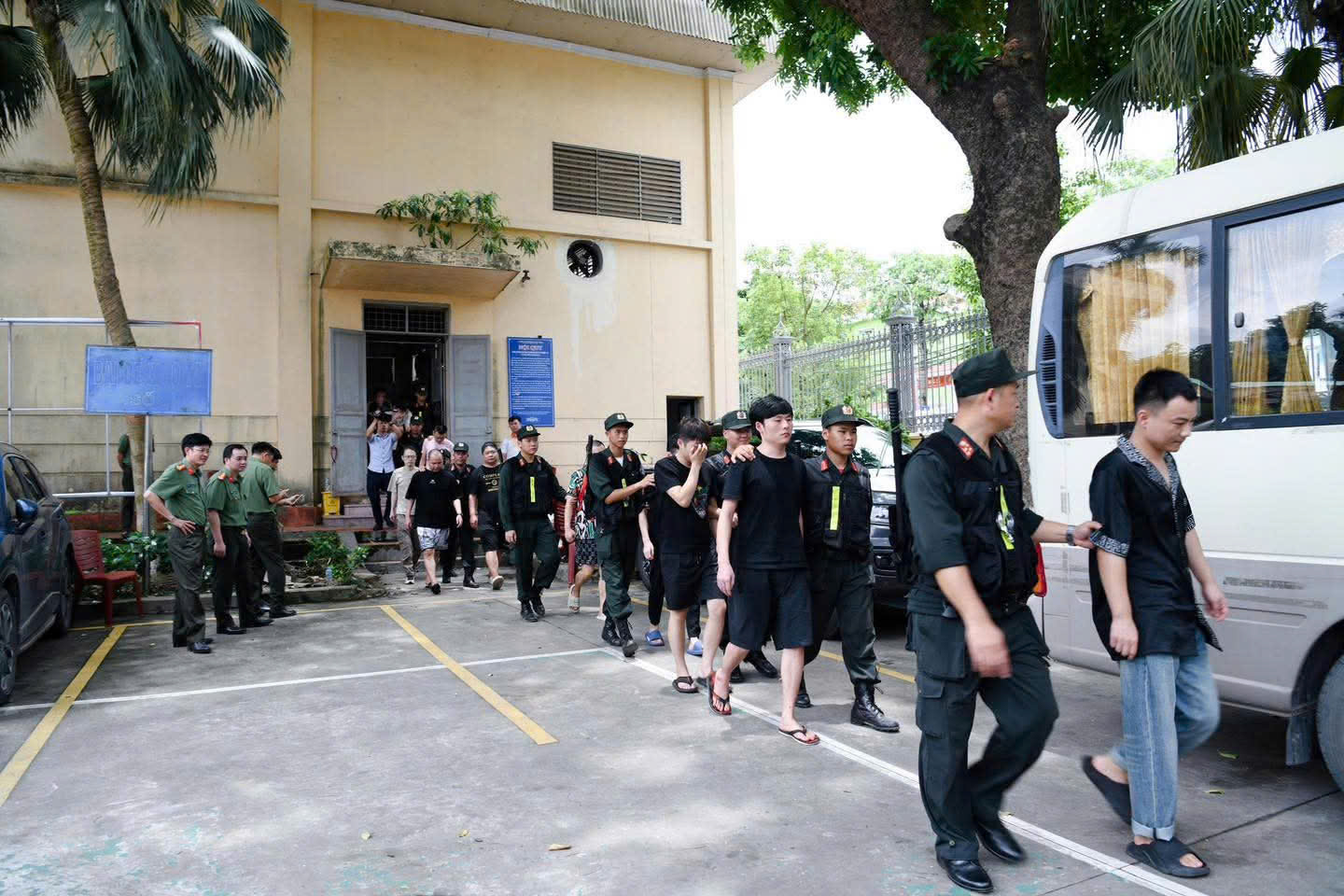 Cận cảnh b&ecirc;n trong &ldquo;căn cứ b&iacute; mật&rdquo; của ổ nh&oacute;m lừa đảo xuy&ecirc;n quốc gia - Ảnh 6.