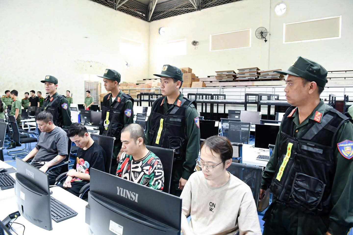 Cận cảnh b&ecirc;n trong &ldquo;căn cứ b&iacute; mật&rdquo; của ổ nh&oacute;m lừa đảo xuy&ecirc;n quốc gia - Ảnh 4.