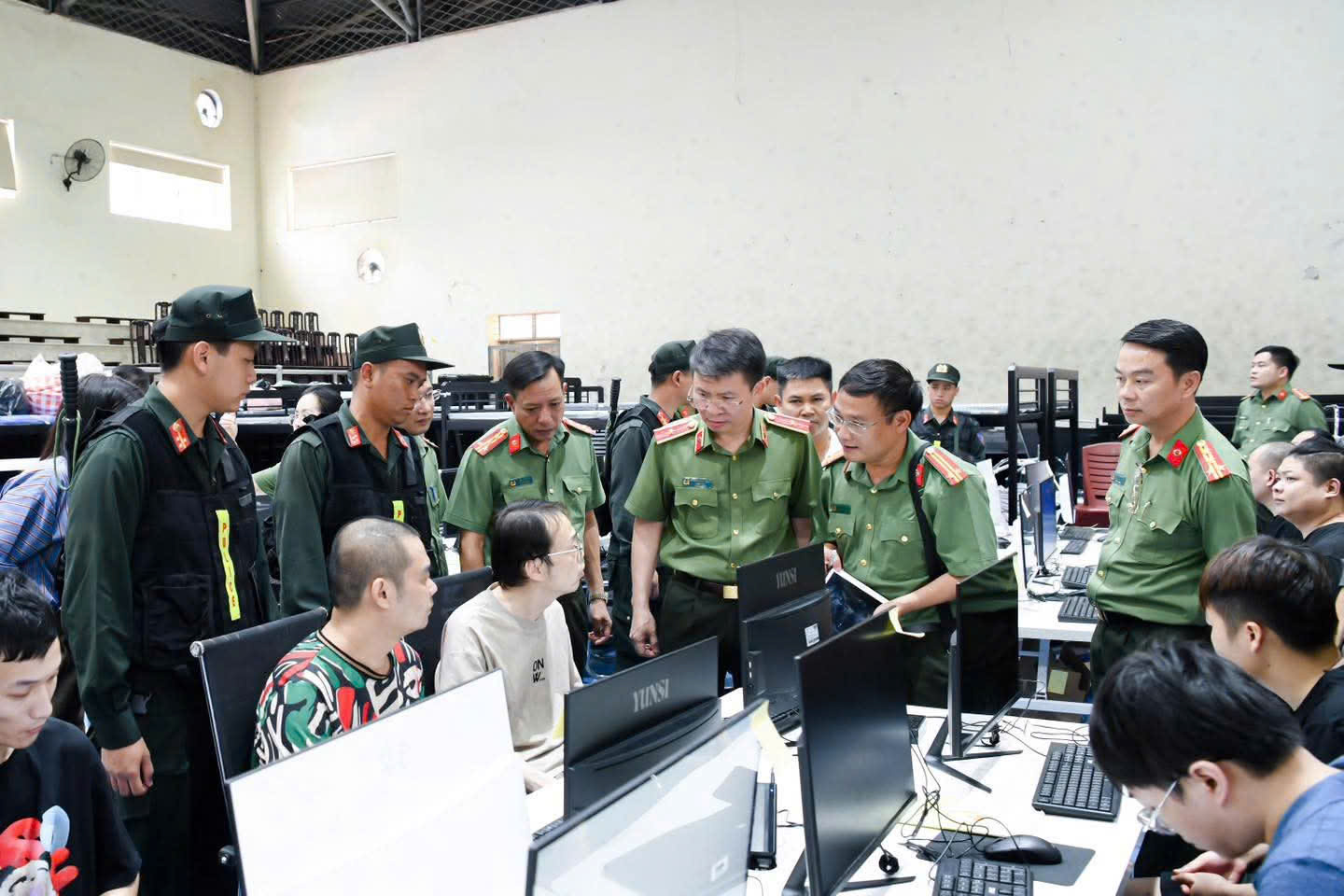 Cận cảnh b&ecirc;n trong &ldquo;căn cứ b&iacute; mật&rdquo; của ổ nh&oacute;m lừa đảo xuy&ecirc;n quốc gia - Ảnh 2.