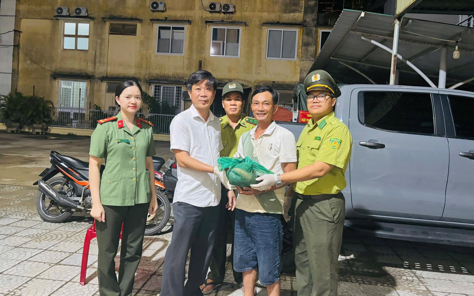 Nhặt được túi chứa con vật "lạ", người đàn ông mang đến phường ngay trong đêm
