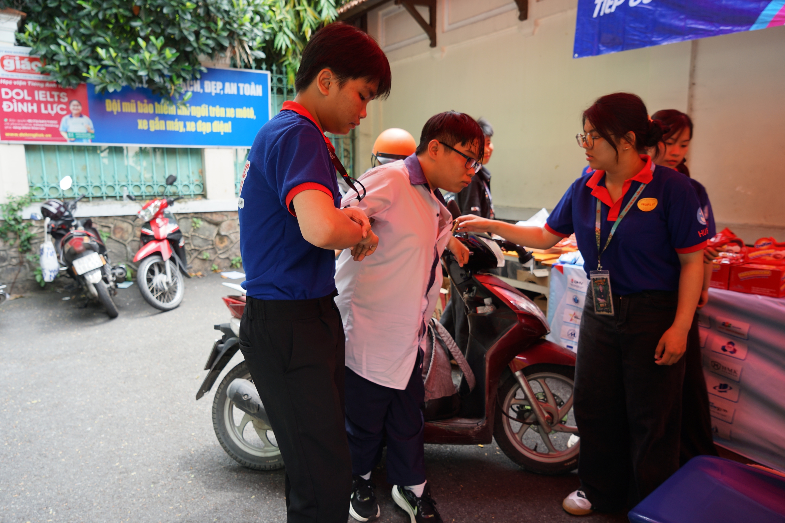 Tiếp sức m&ugrave;a thi bằng nhiều thứ tiếng - Ảnh 5.