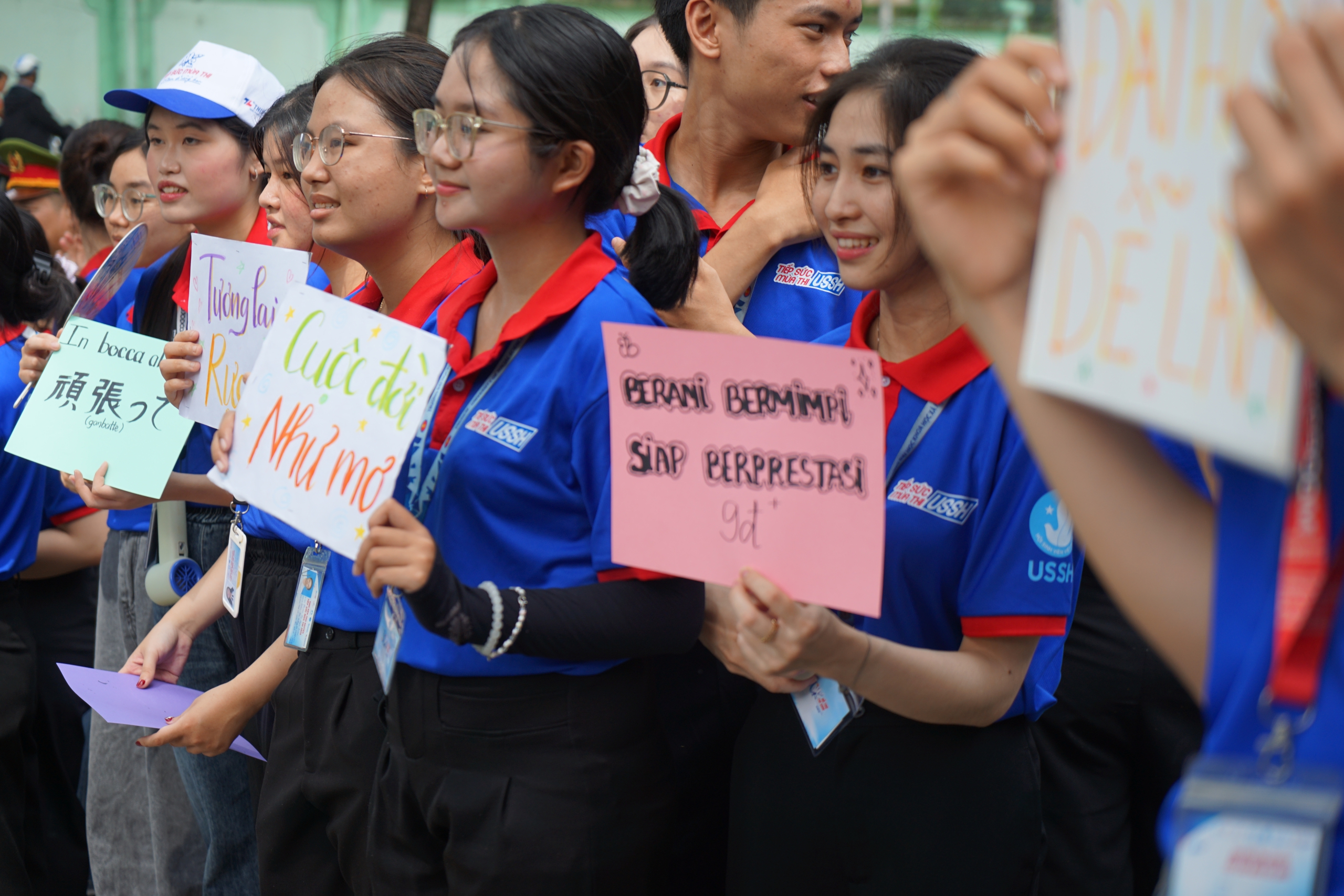 Những hình ảnh đẹp của sinh viên tình nguyện trong kỳ thi THPT 2026 - Ảnh 11.