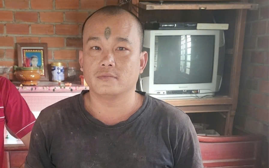 Đối tượng truy nã vừa từ nước ngoài trở về nhà thì bị bắt