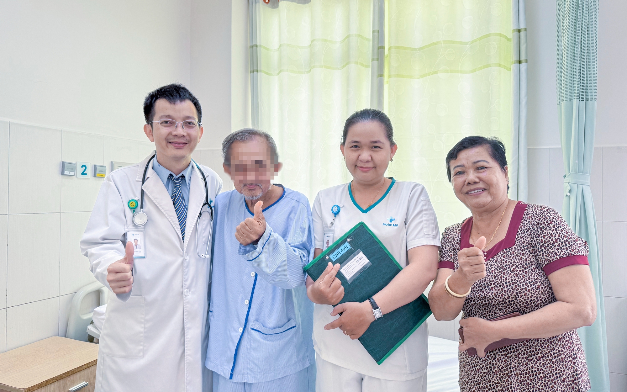 Một bệnh viện ở Cần Thơ cứu sống cụ ông liên tục ho ra máu