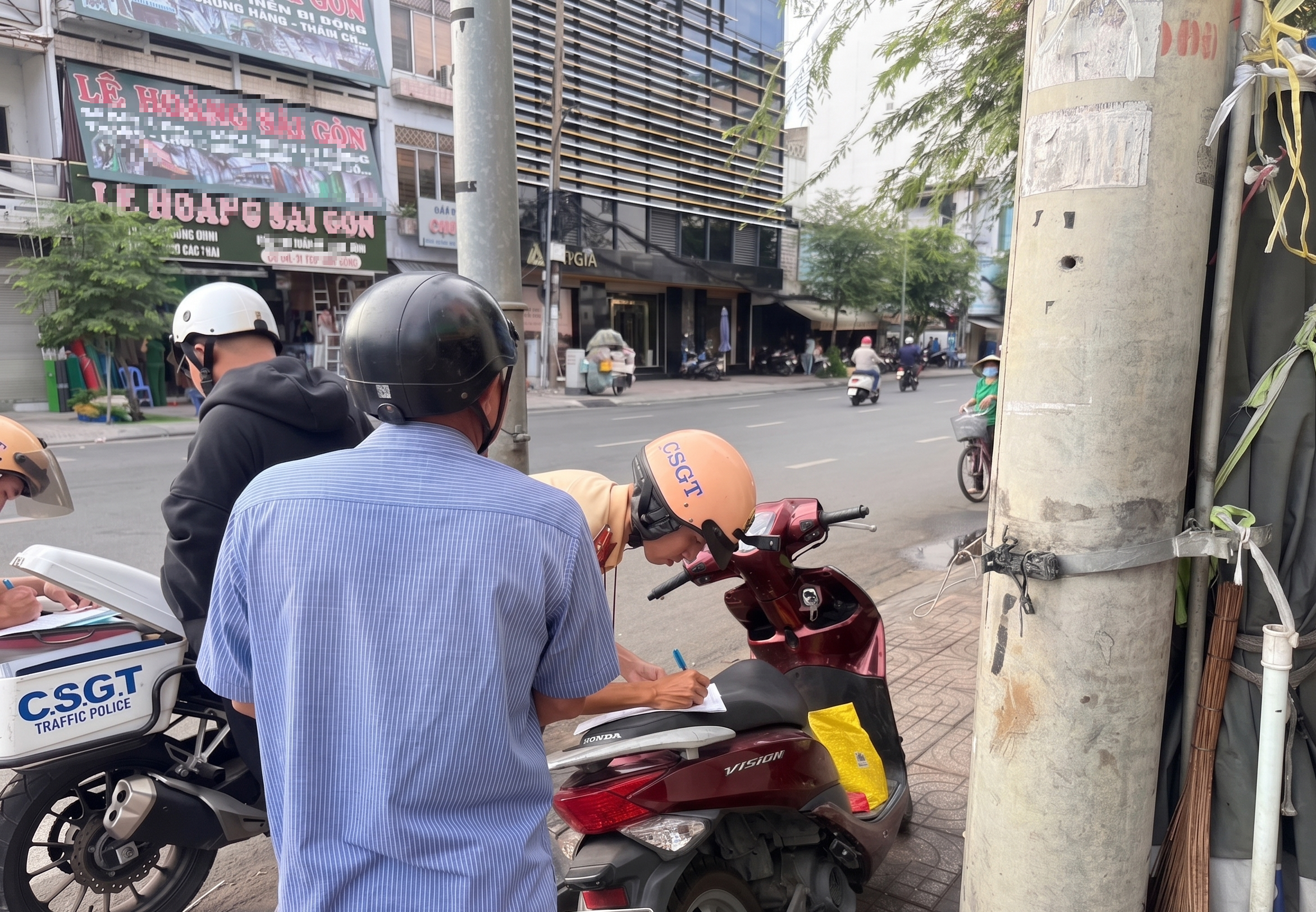 CSGT TPHCM xử phạt nhiều chủ xe m&aacute;y do đi tr&ecirc;n vỉa h&egrave; để "n&eacute;" kẹt xe - Ảnh 2.