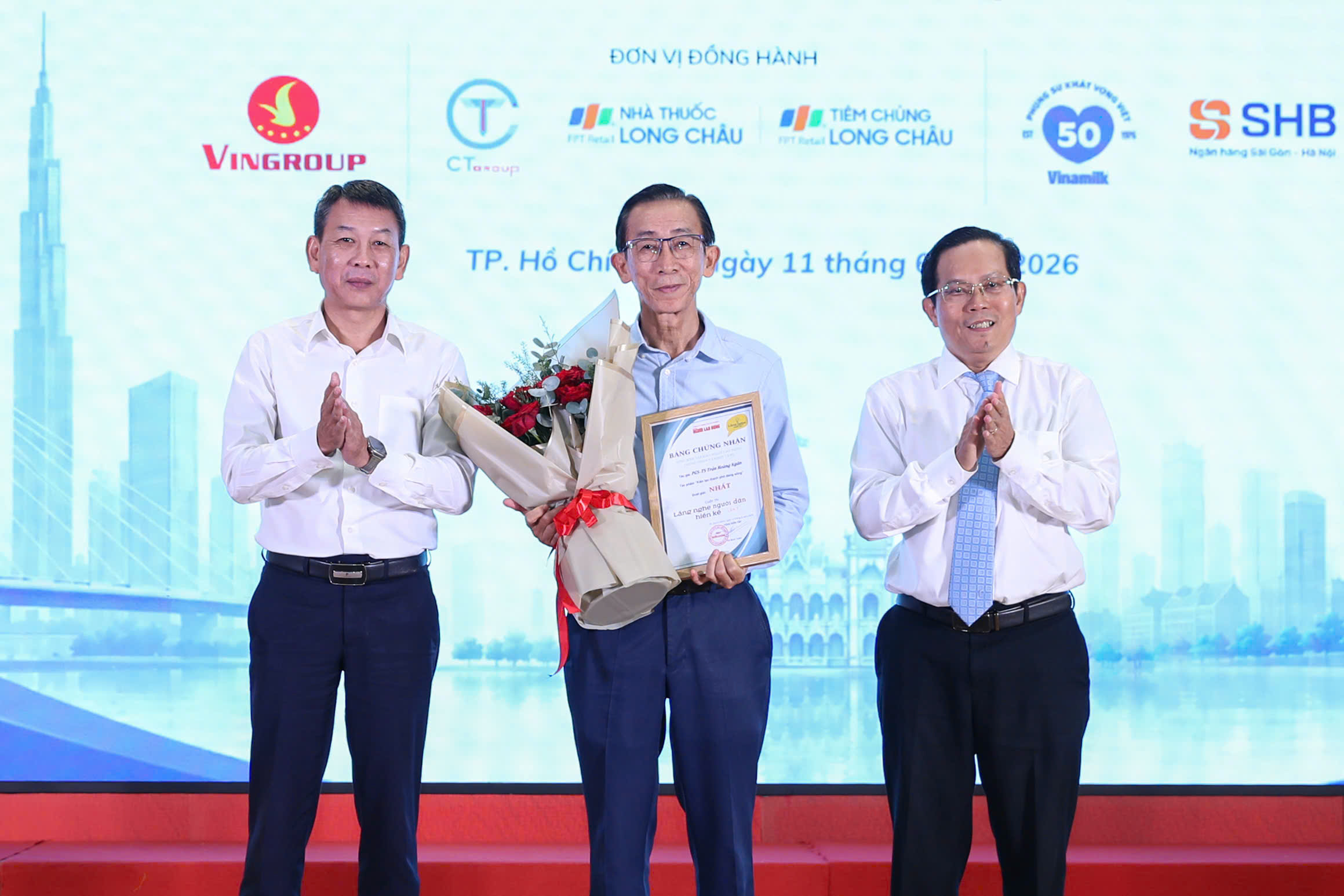 B&Aacute;O NGƯỜI LAO ĐỘNG TRAO GIẢI BA CUỘC THI VIẾT: Cuộc "đối thoại" bất ngờ, đầy cảm x&uacute;c  - Ảnh 2.