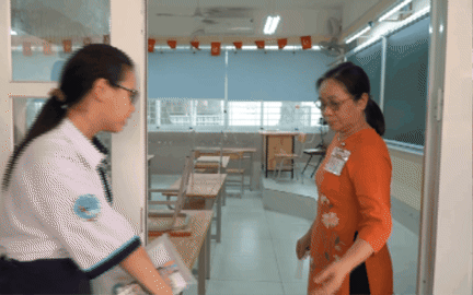 Xin đi vệ sinh, thí sinh mang điện thoại vào phòng thi bị đình chỉ - Ảnh 2.