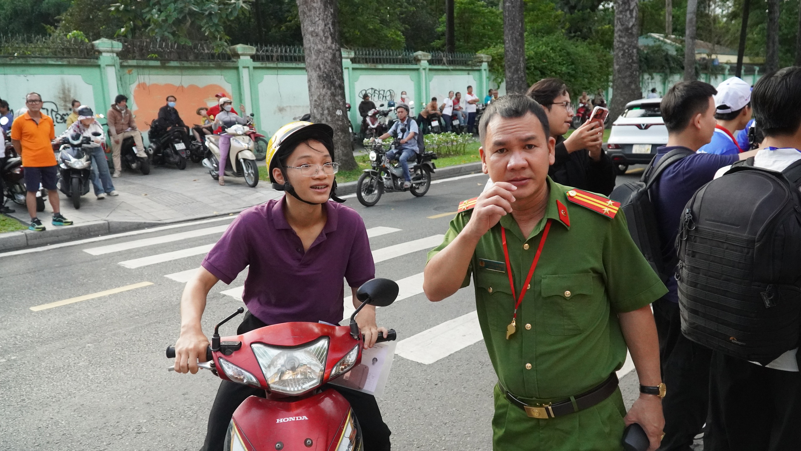 Sĩ tử TPHCM rạng rỡ, tự tin bước v&agrave;o m&ocirc;n thi đầu ti&ecirc;n - Ảnh 3.