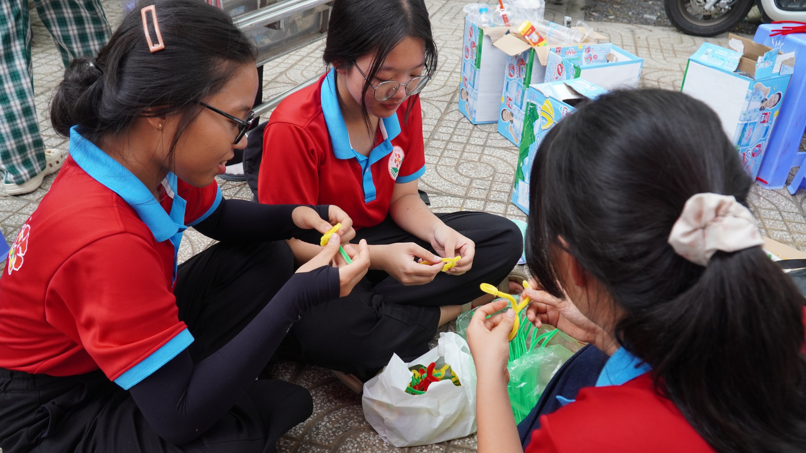 Những món quà nhỏ, hành động đẹp ấm lòng sĩ tử - Ảnh 2.