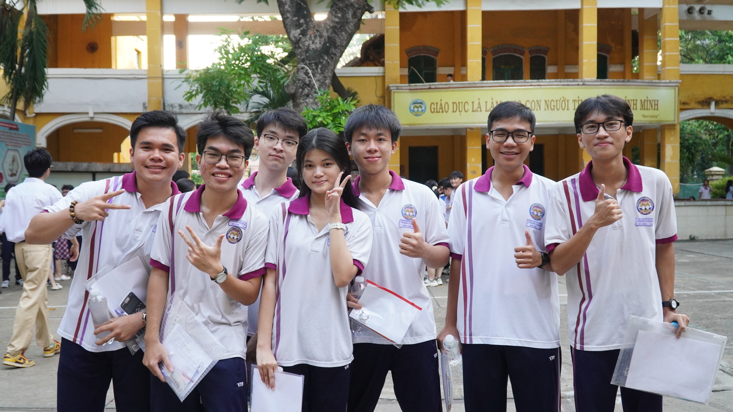 Sĩ tử TPHCM rạng rỡ, tự tin bước v&agrave;o m&ocirc;n thi đầu ti&ecirc;n - Ảnh 4.