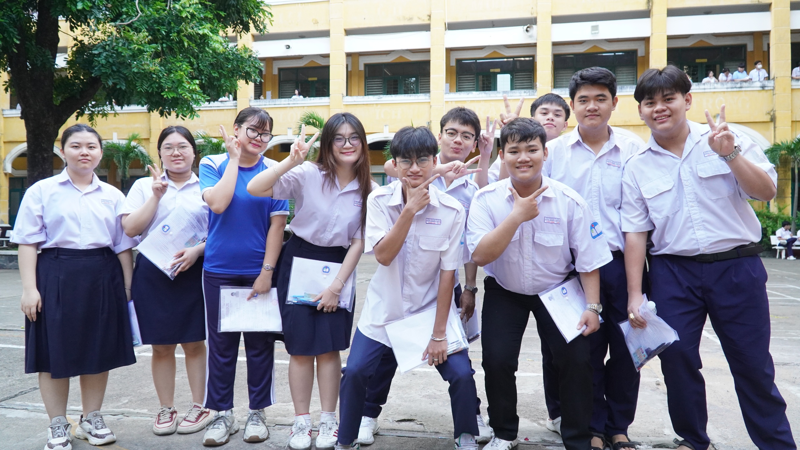 Sĩ tử TPHCM rạng rỡ, tự tin bước v&agrave;o m&ocirc;n thi đầu ti&ecirc;n - Ảnh 1.