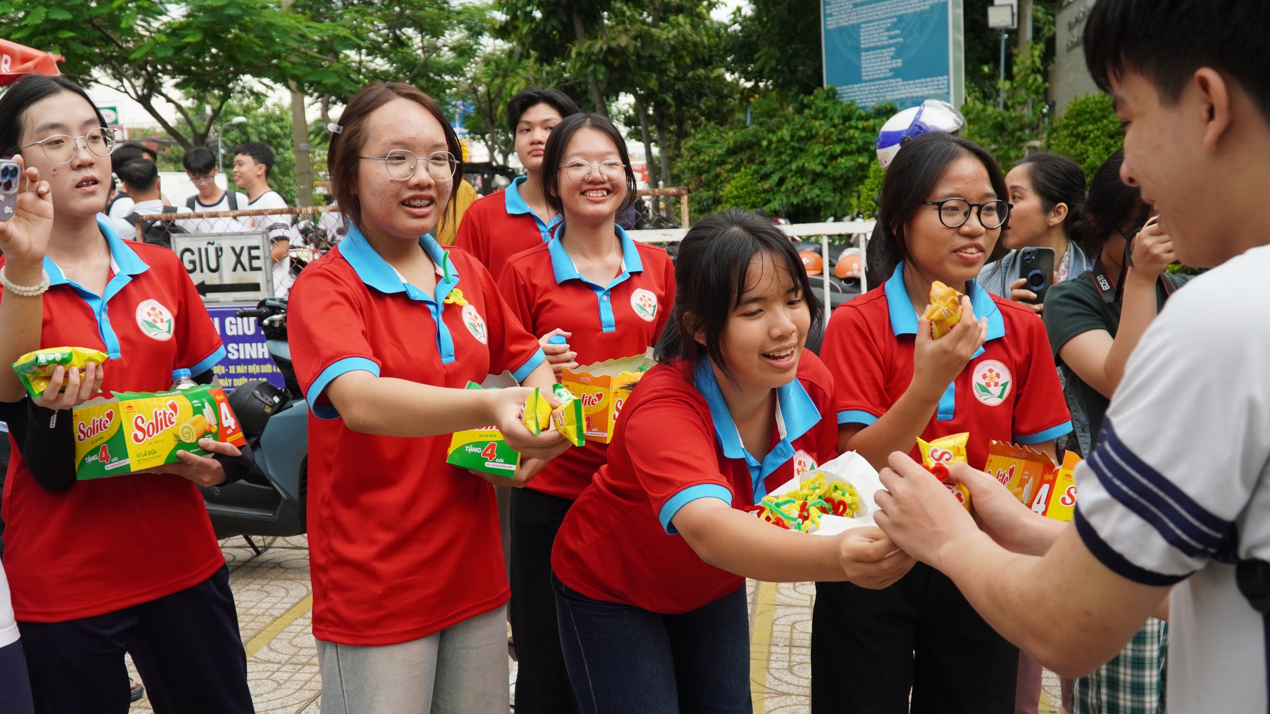Những món quà nhỏ, hành động đẹp ấm lòng sĩ tử - Ảnh 3.