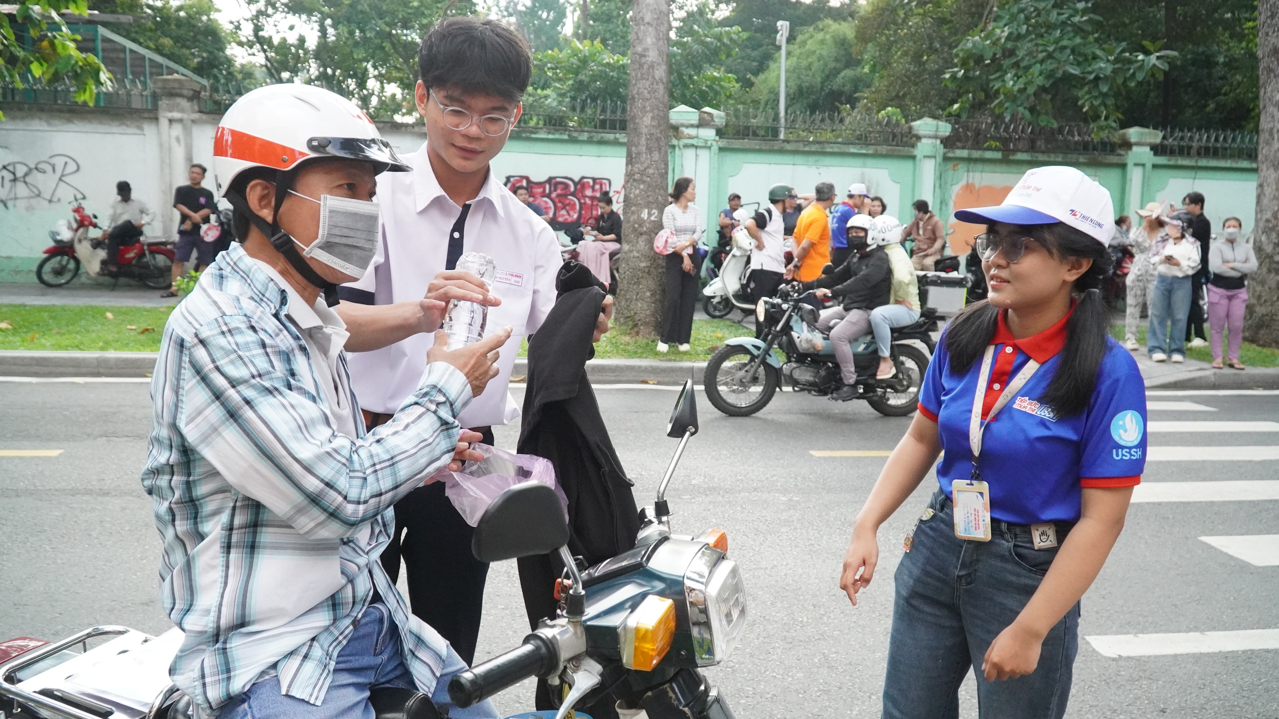 Sĩ tử TPHCM rạng rỡ, tự tin bước v&agrave;o m&ocirc;n thi đầu ti&ecirc;n - Ảnh 6.