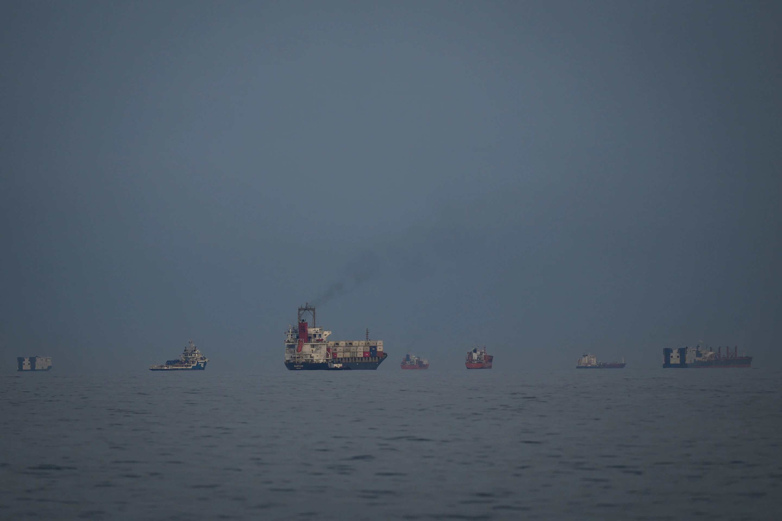 Iran tuyên bố đóng Hormuz, Mỹ nói vẫn đưa dầu qua đây - Ảnh 1.