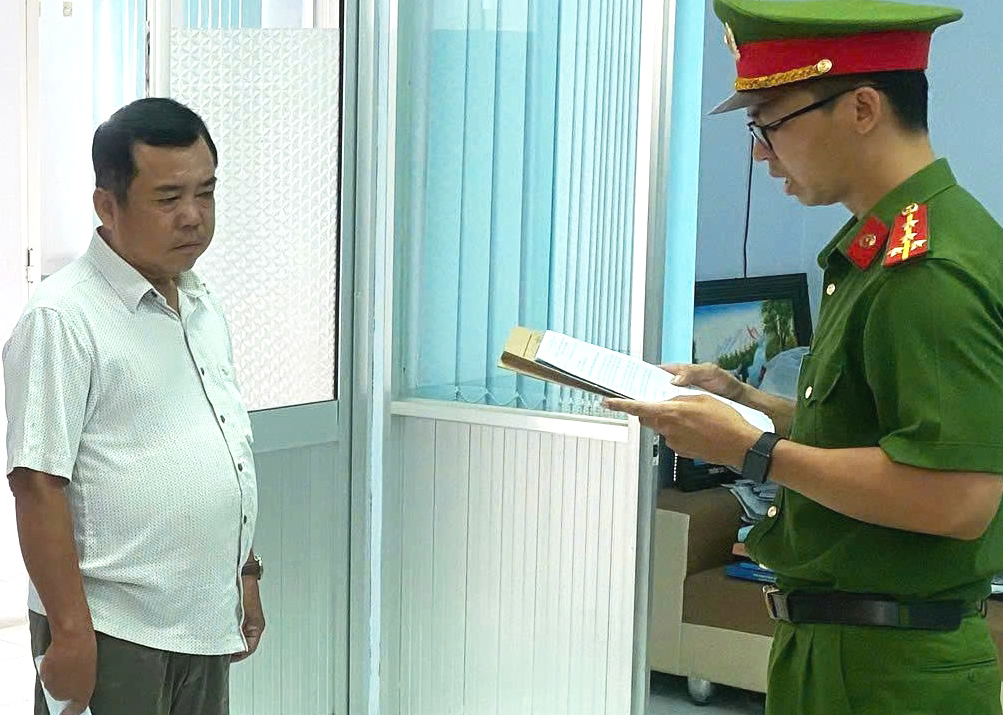 Khởi tố cựu hiệu trưởng và thuộc cấp tại An Giang về vi phạm kế toán nghiêm trọng - Ảnh 1.